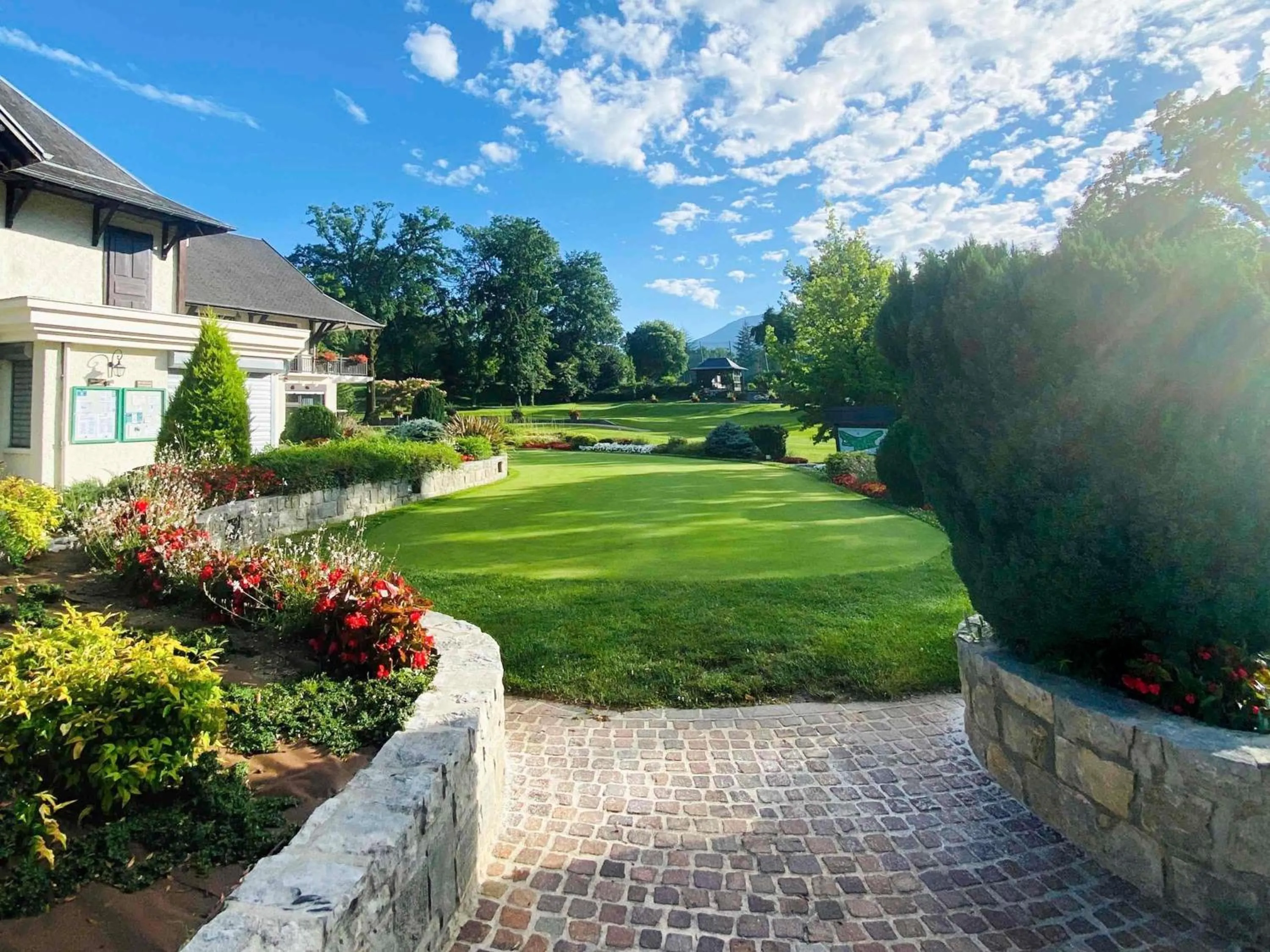 Golfcourse in Mercure Aix-les-Bains Domaine de Marlioz Hôtel & Spa