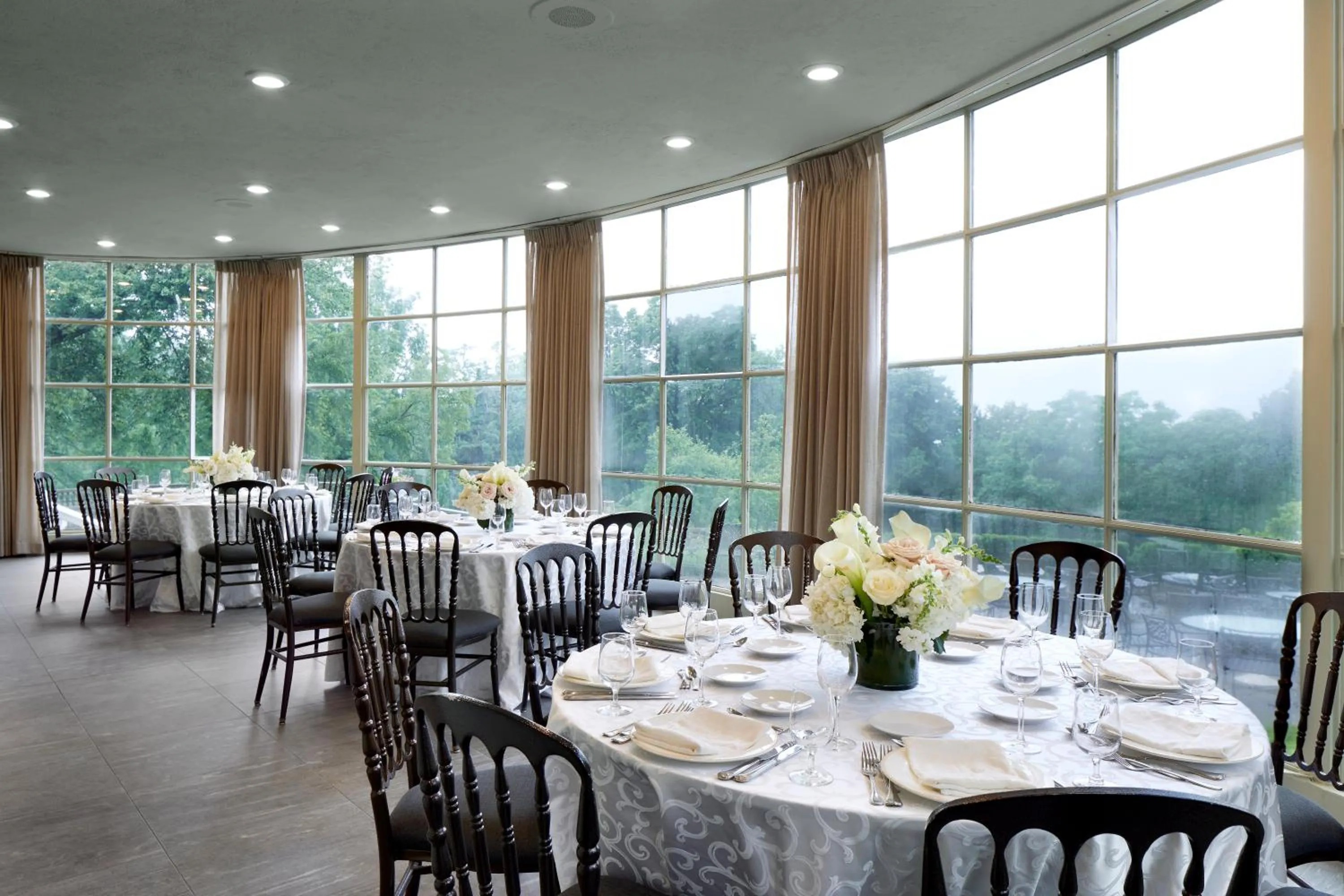 Restaurant/places to eat in Tarrytown House Estate