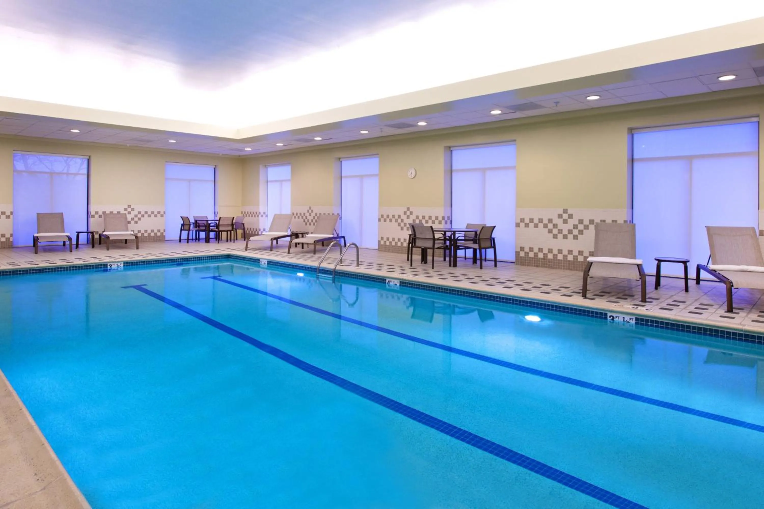 Swimming pool in Courtyard by Marriott Boston Billerica Bedford