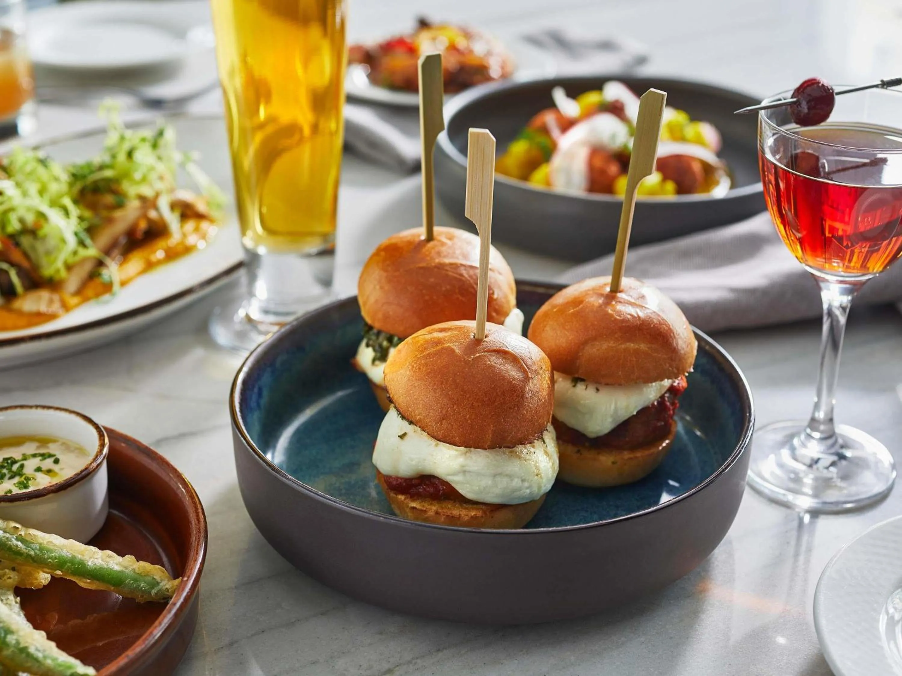 Lounge or bar in Sofitel Chicago Magnificent Mile