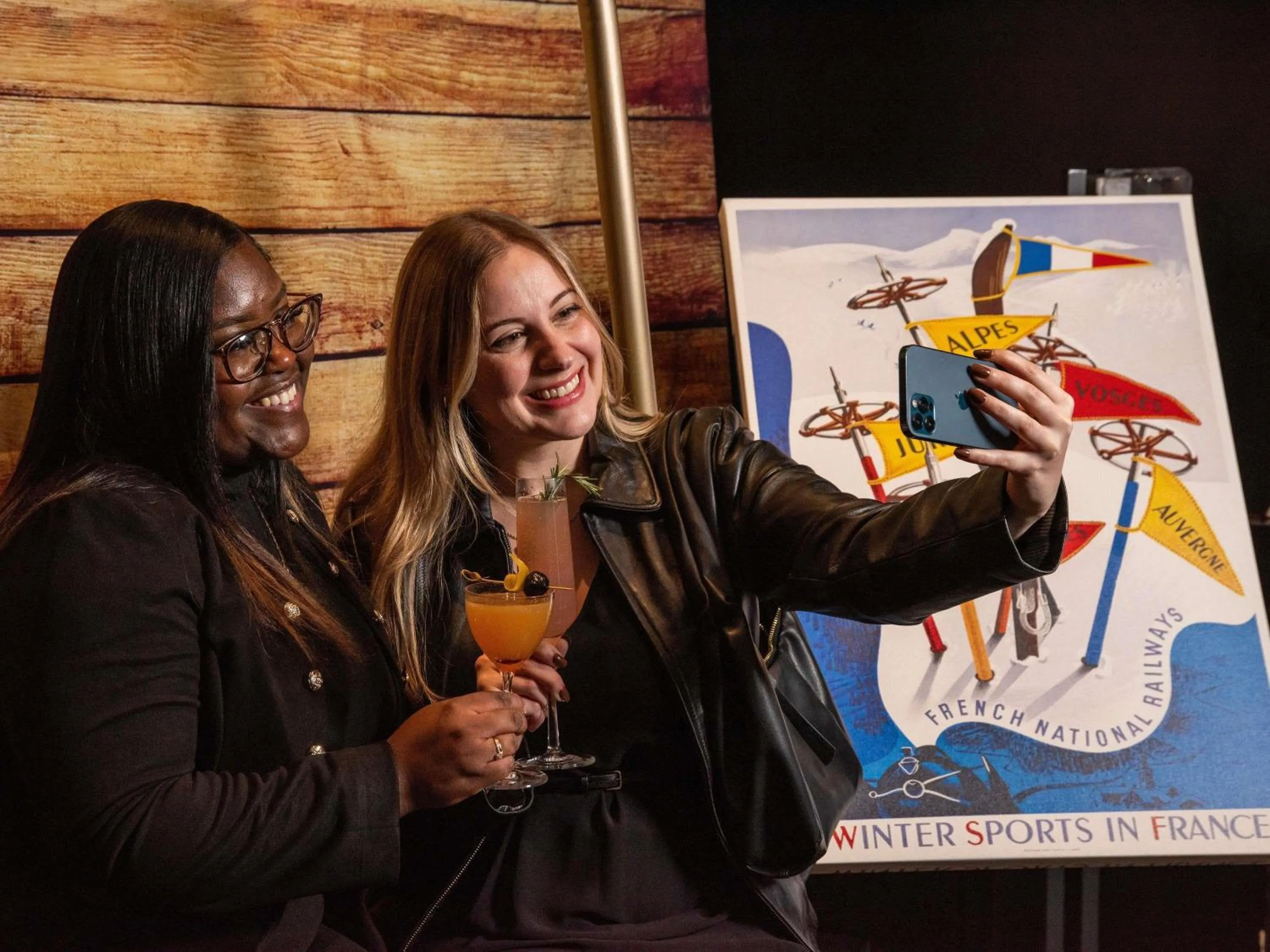 Lounge or bar in Sofitel Chicago Magnificent Mile