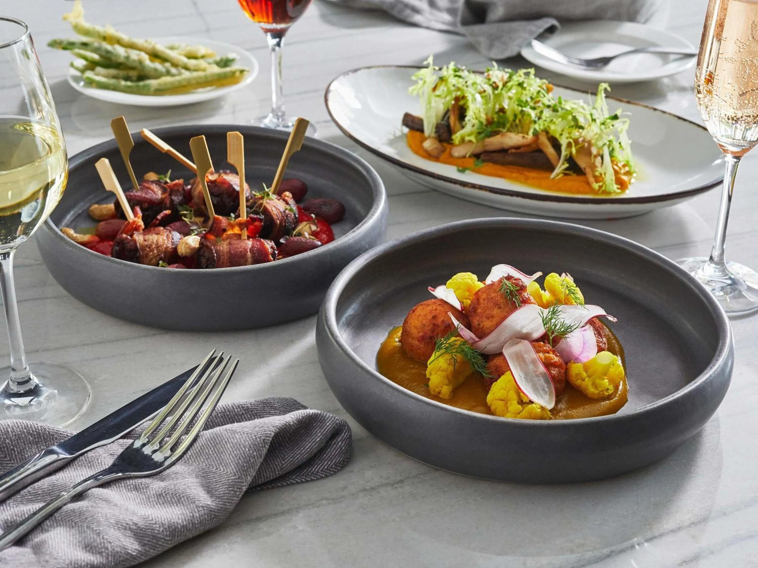 Lounge or bar in Sofitel Chicago Magnificent Mile