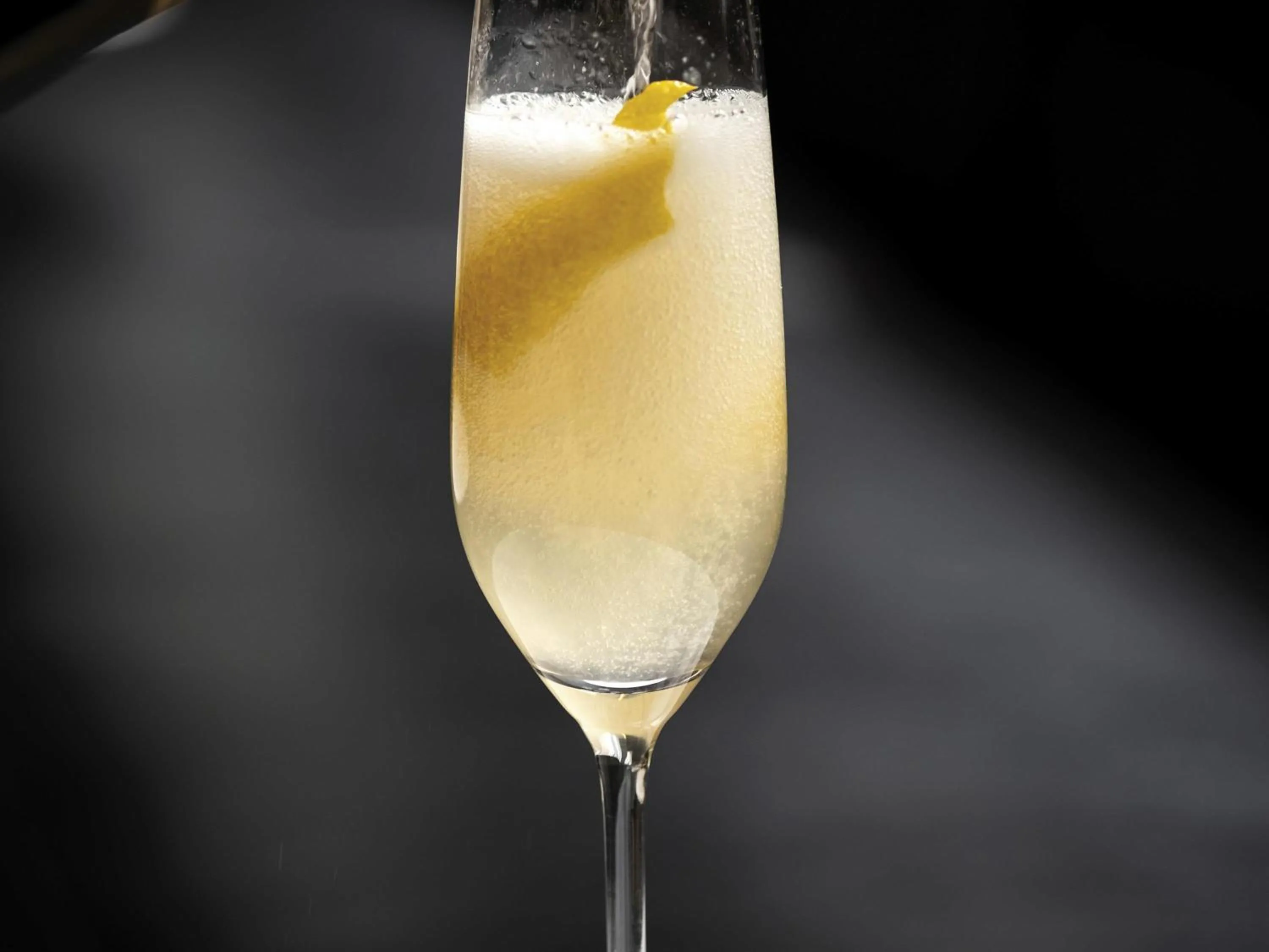 Lounge or bar in Sofitel Chicago Magnificent Mile