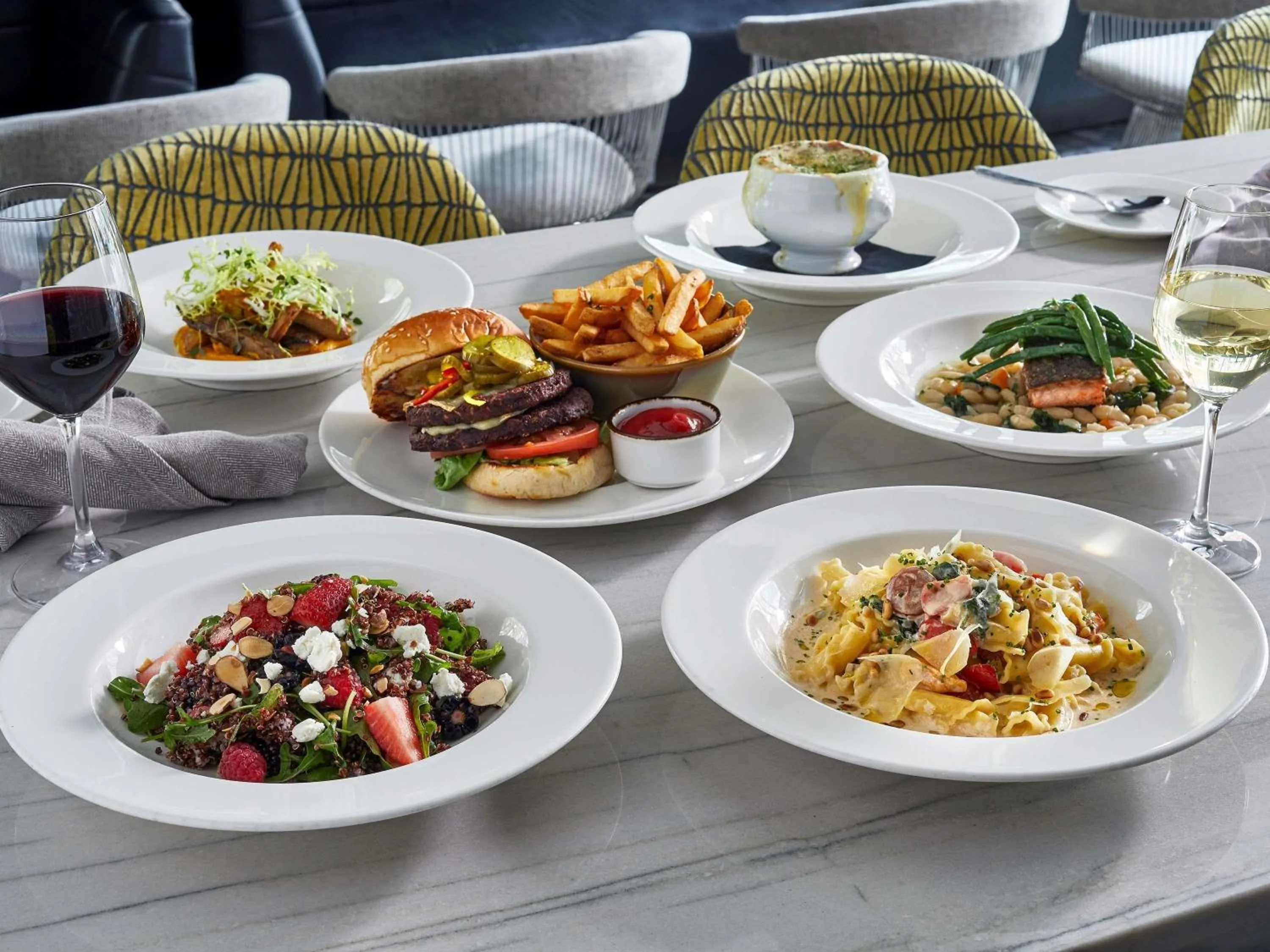 Lounge or bar in Sofitel Chicago Magnificent Mile