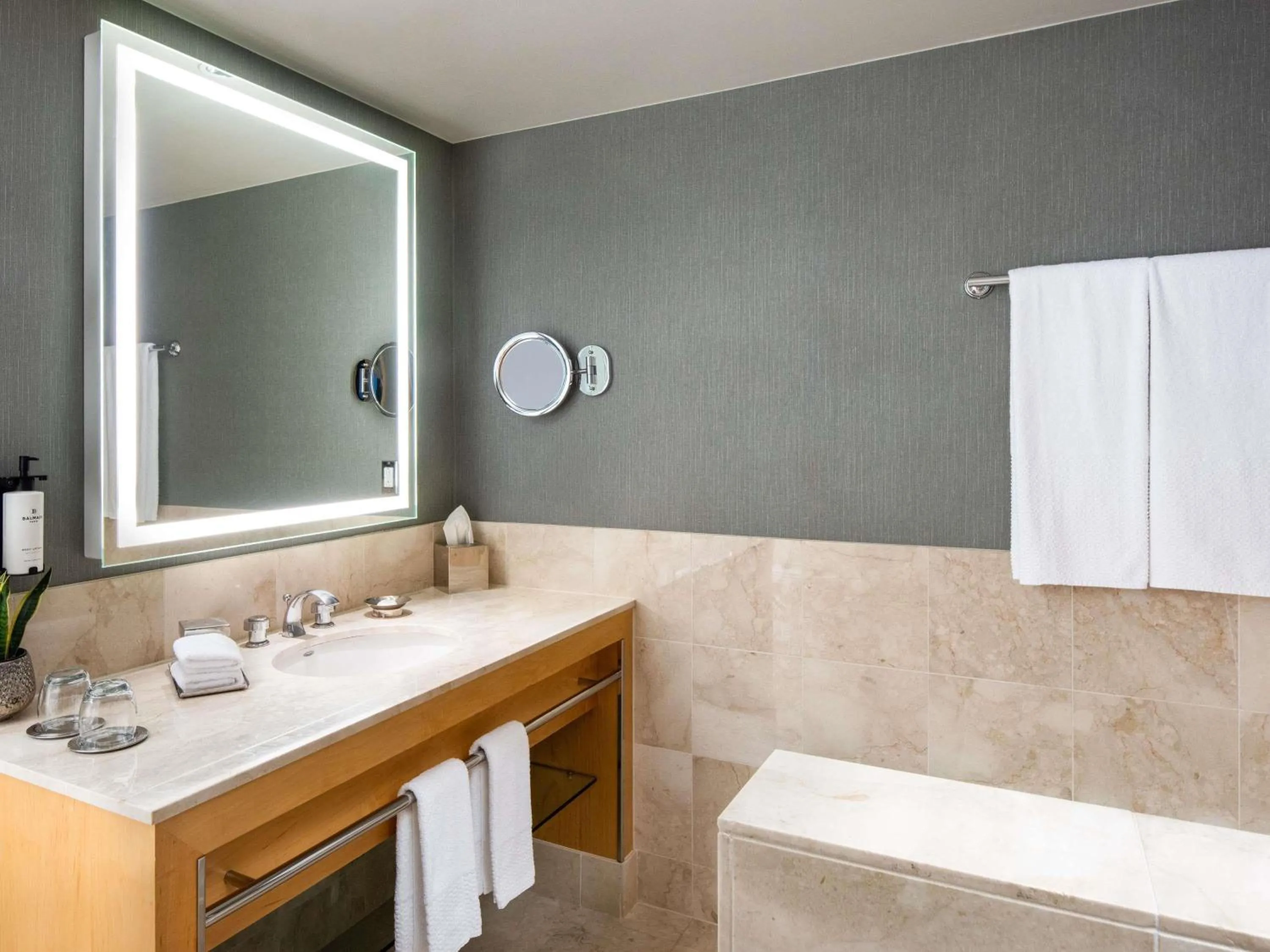 Bedroom in Sofitel Chicago Magnificent Mile