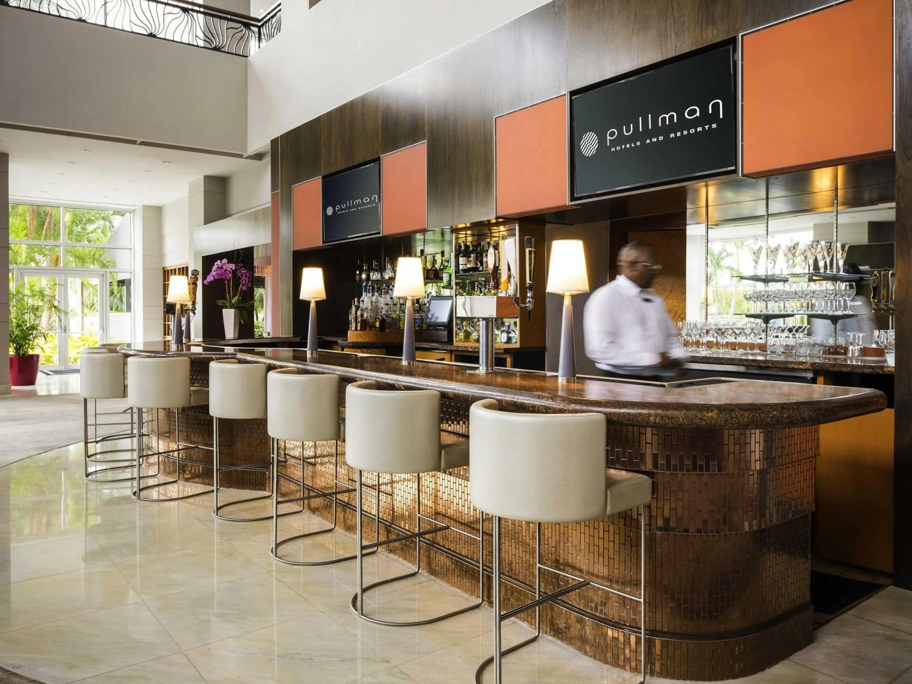 Lounge or bar in Pullman Miami Airport