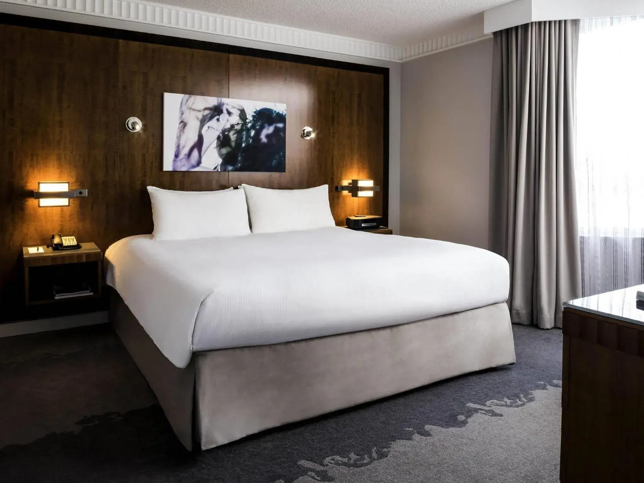 Luxury King Room with Roll-In Shower and Bath Tub - Mobility Accessible in Pullman Miami Airport Luxury King Room with Roll-In Shower and Bath Tub - Mobility Accessible in Pullman Miami Airport