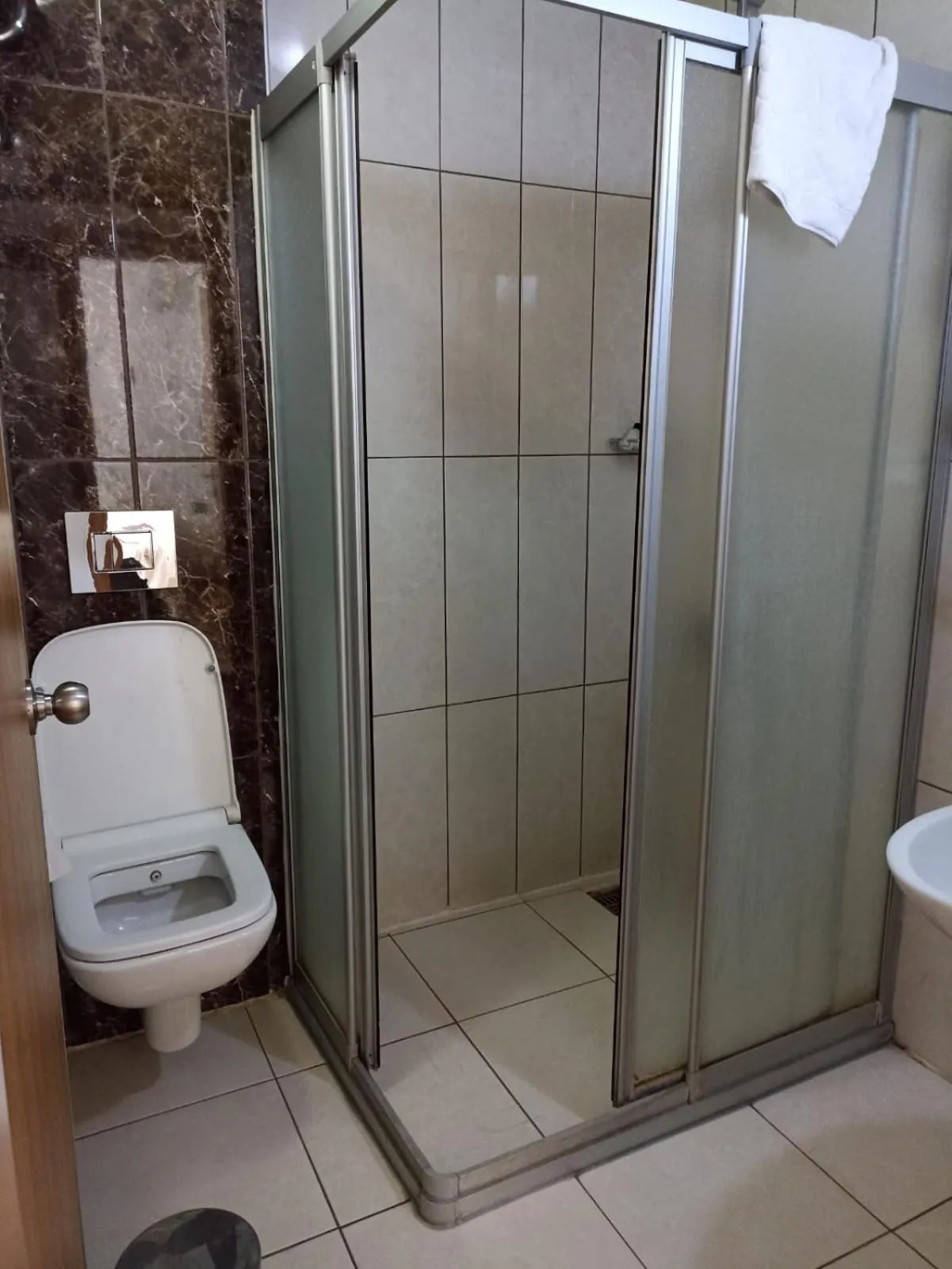 Shower in Garra Hotel