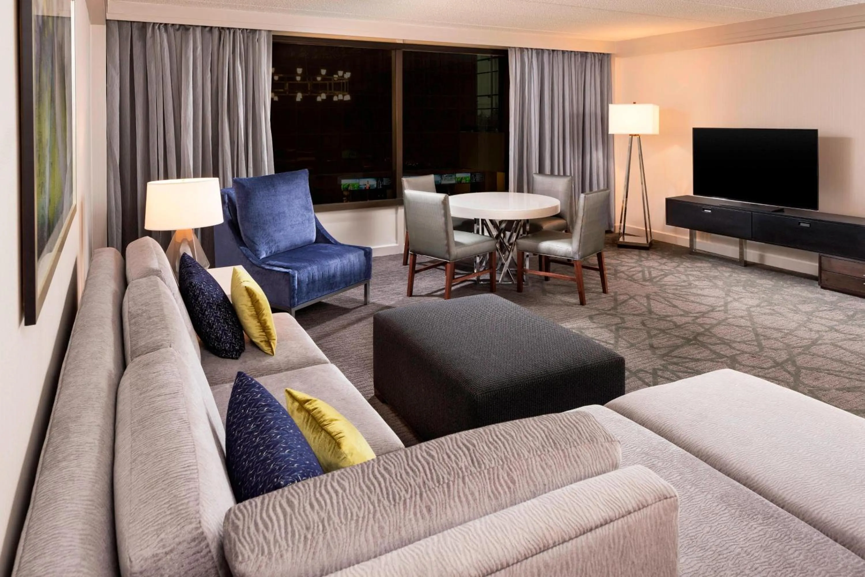 Living room in Sheraton Bloomington