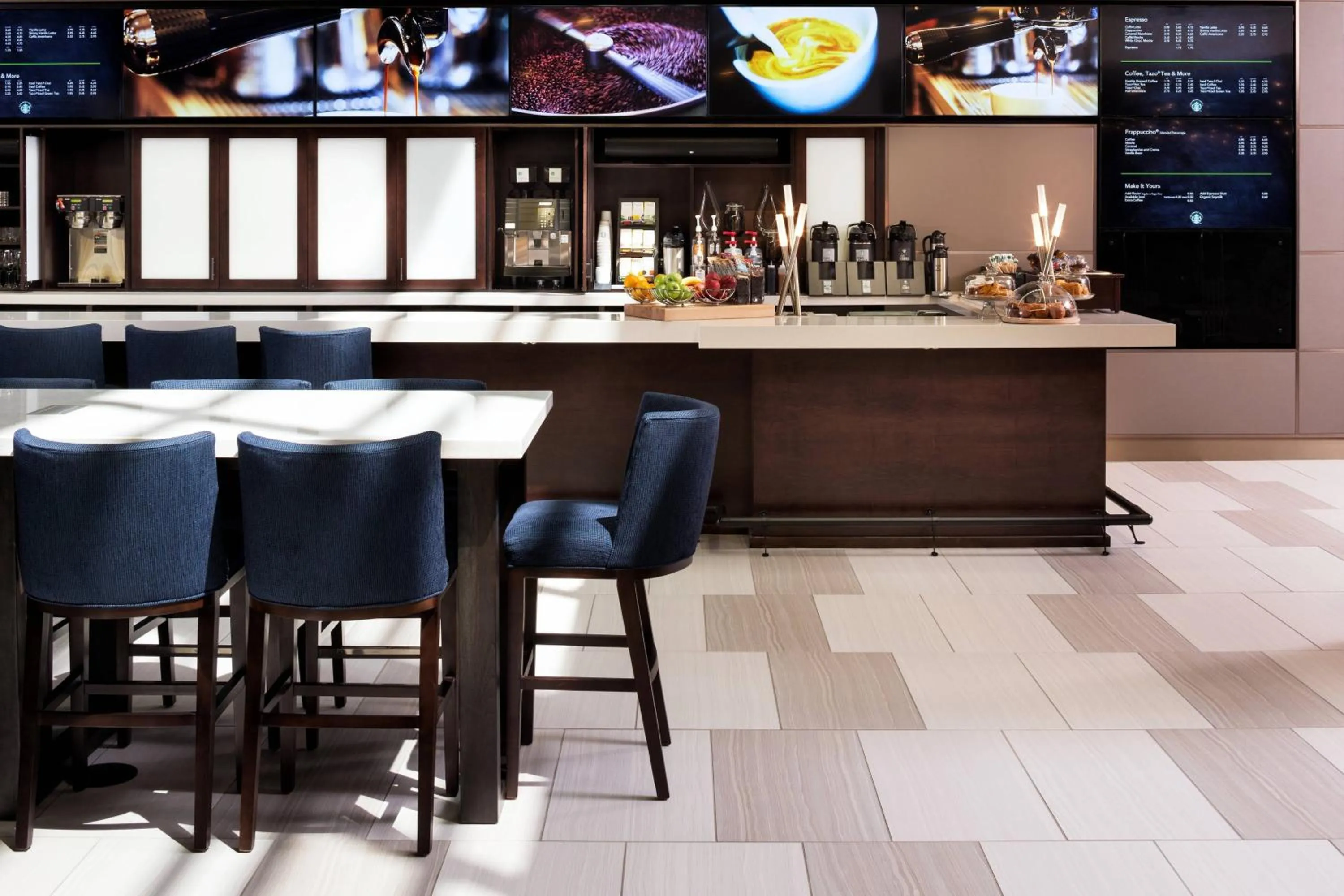 Lounge or bar in Sheraton Bloomington