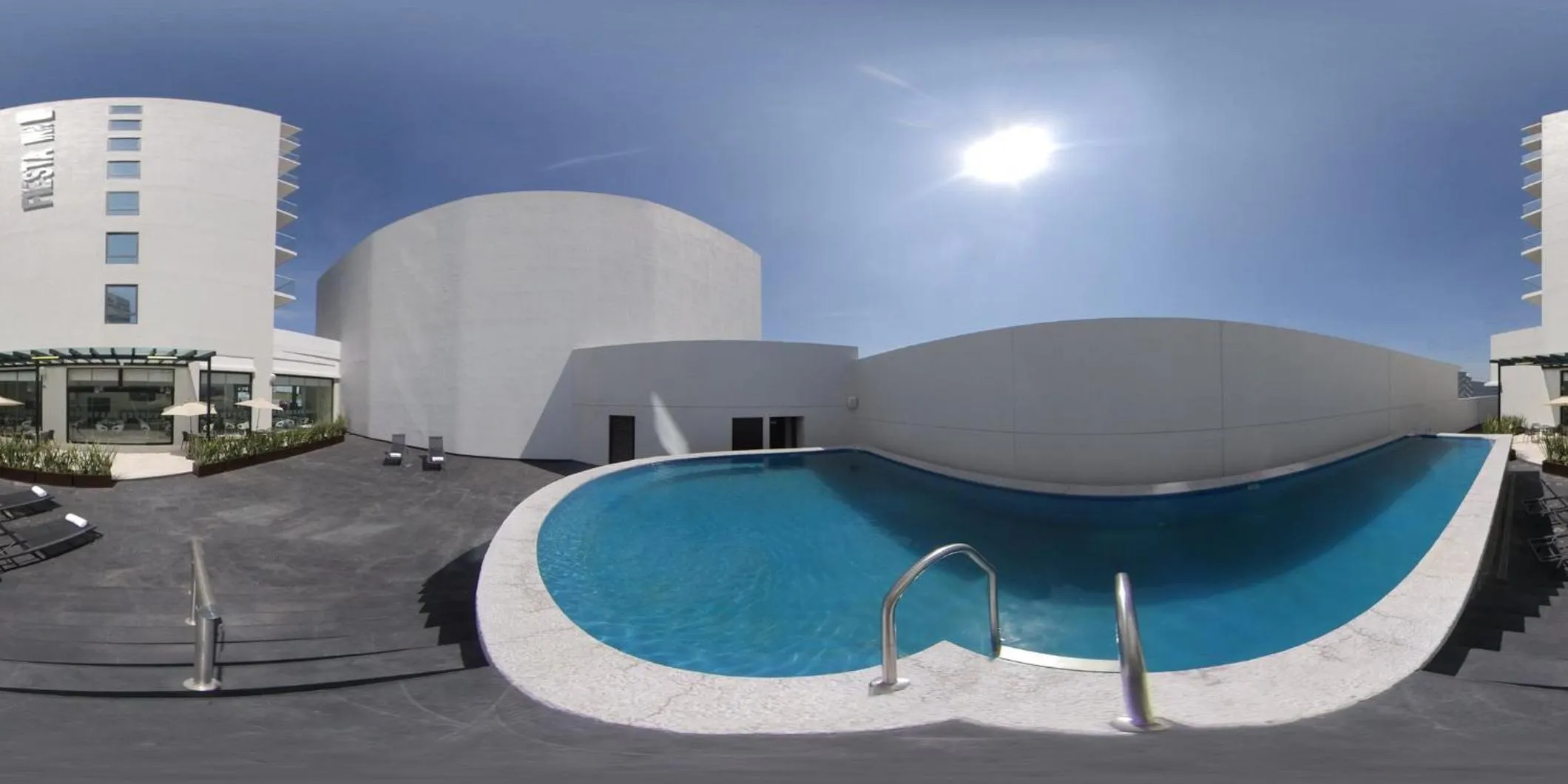Swimming pool in Fiesta Inn Guadalajara Aeropuerto