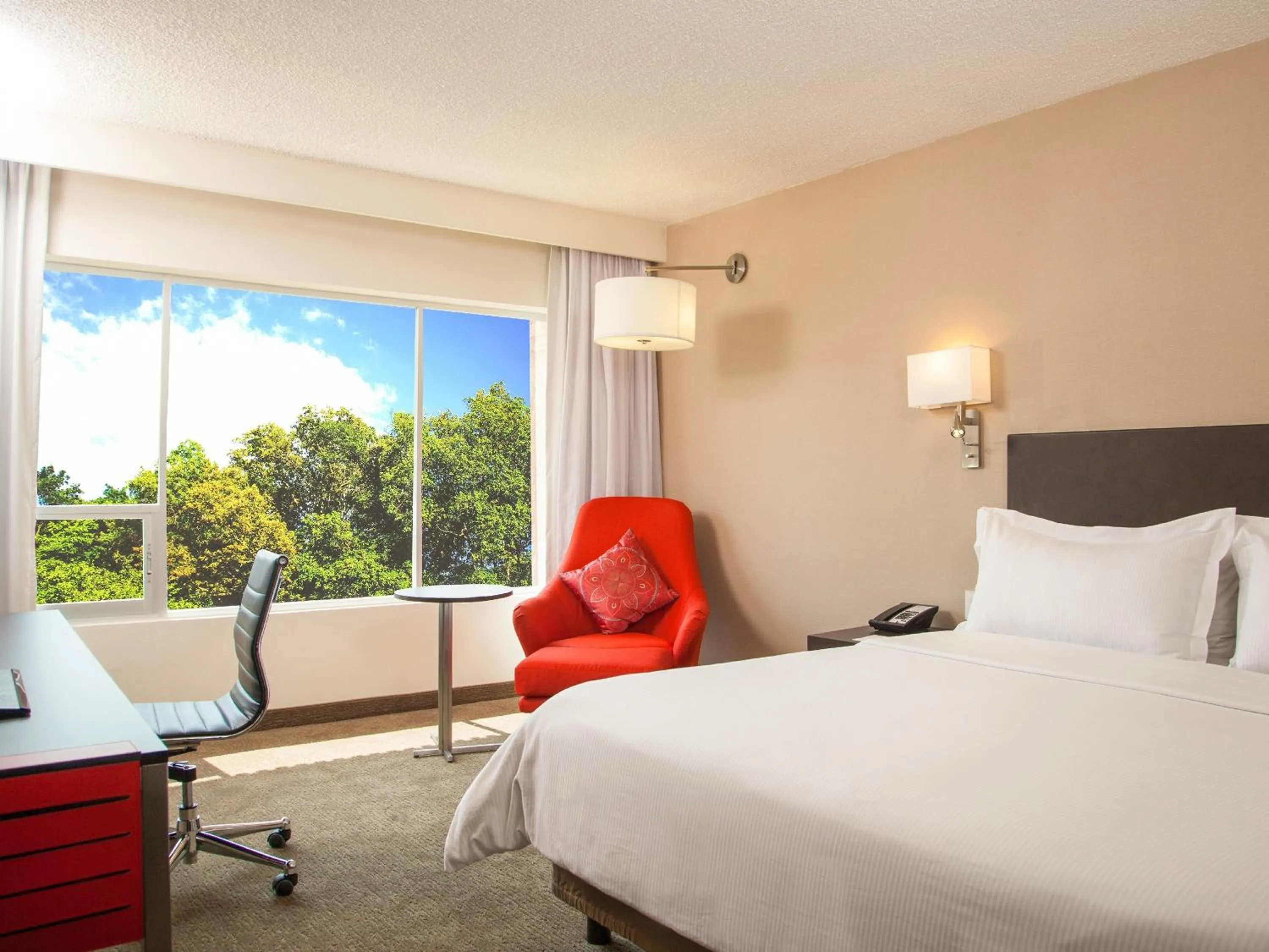 Photo of the whole room, Bed in Fiesta Inn Guadalajara Aeropuerto