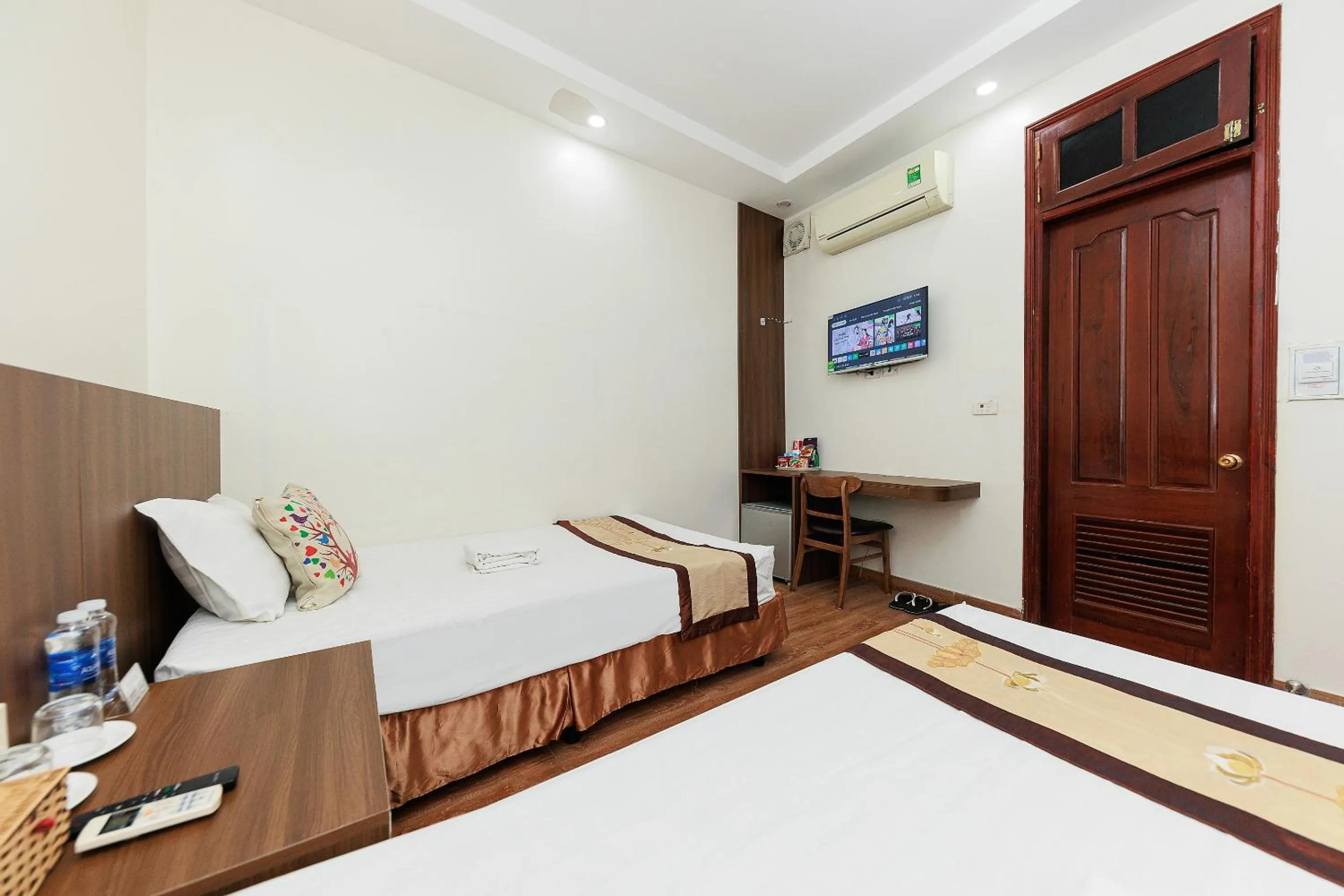 Bedroom, Bed in OYO 472 Lenka Hotel