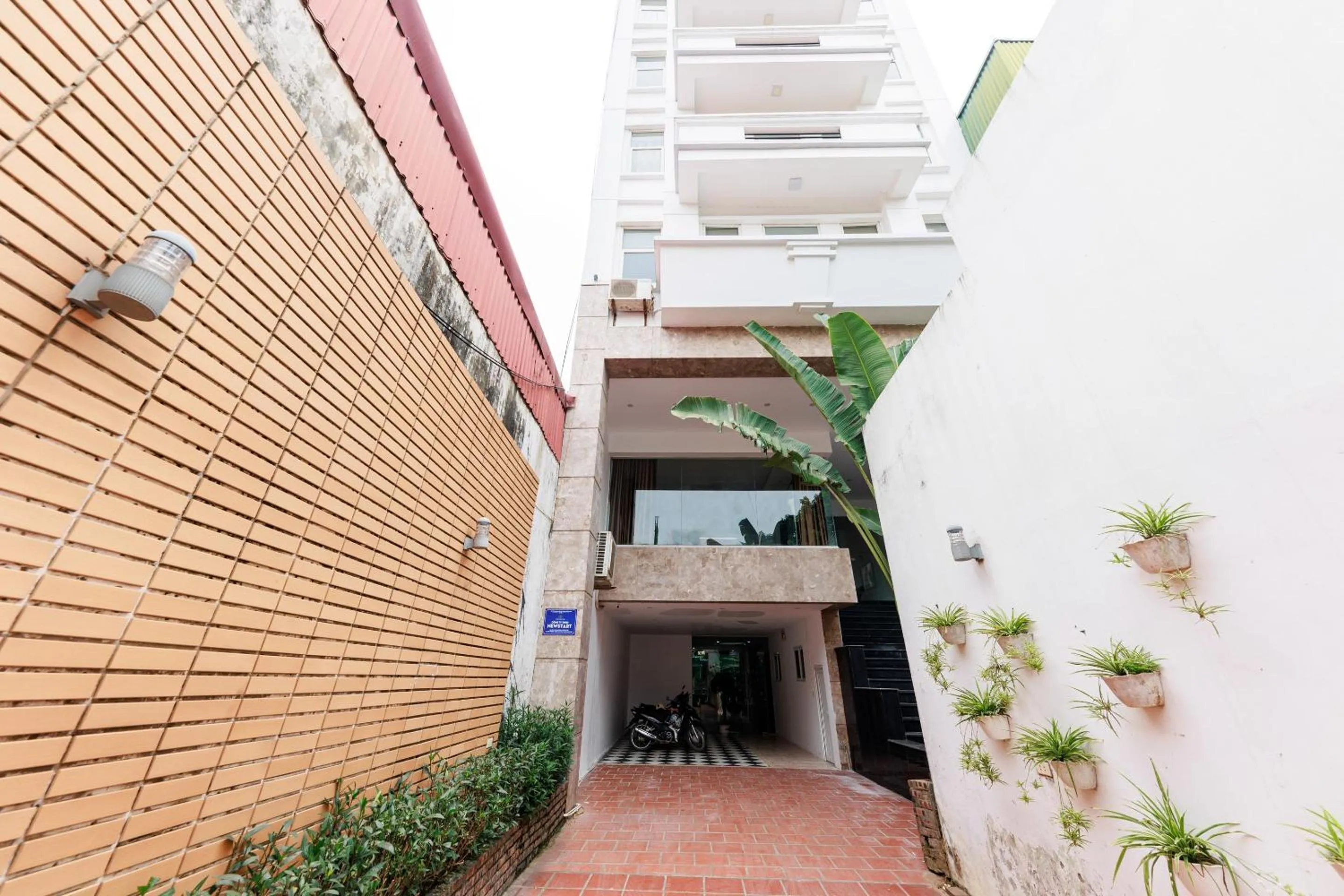 Facade/entrance in OYO 472 Lenka Hotel