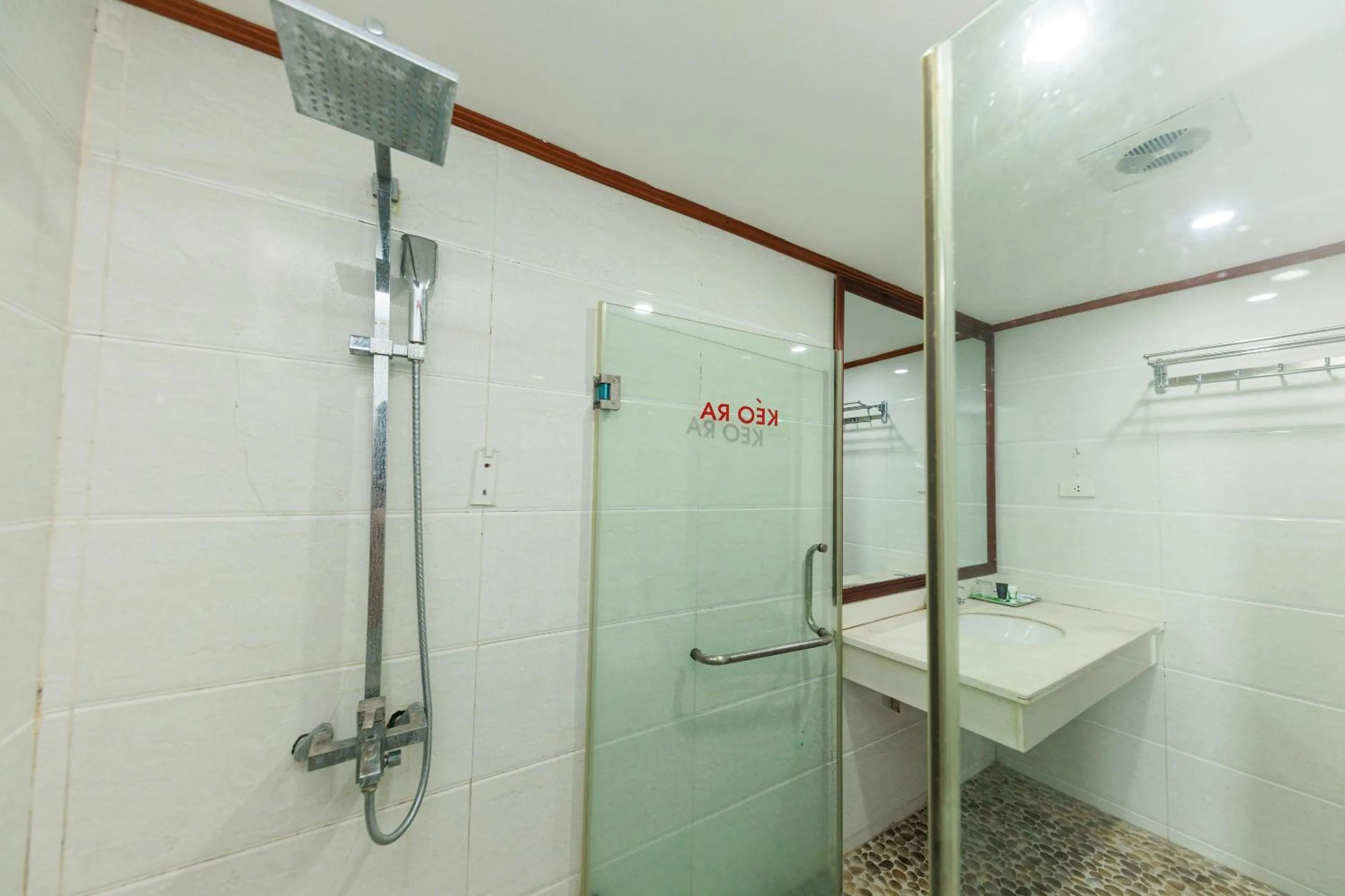 Bathroom in OYO 472 Lenka Hotel