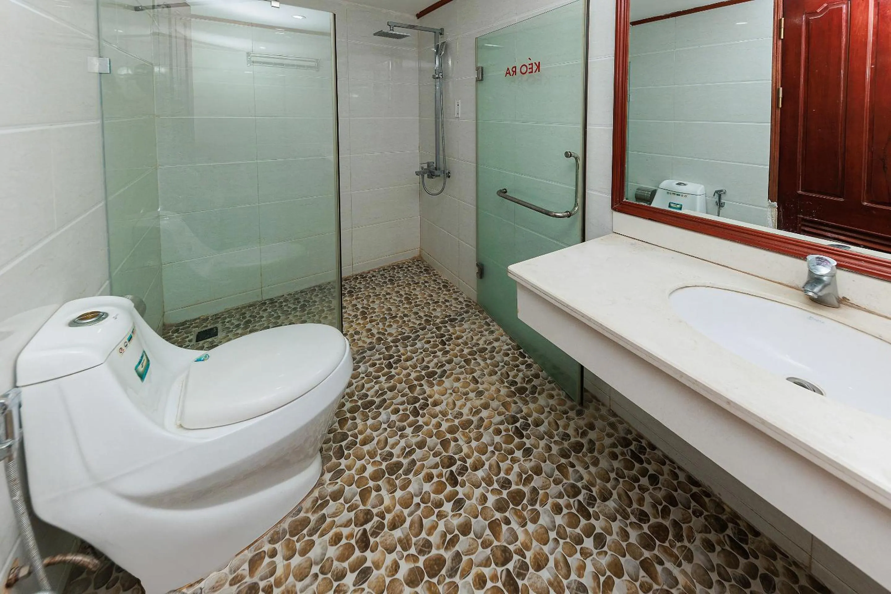 Bathroom in OYO 472 Lenka Hotel