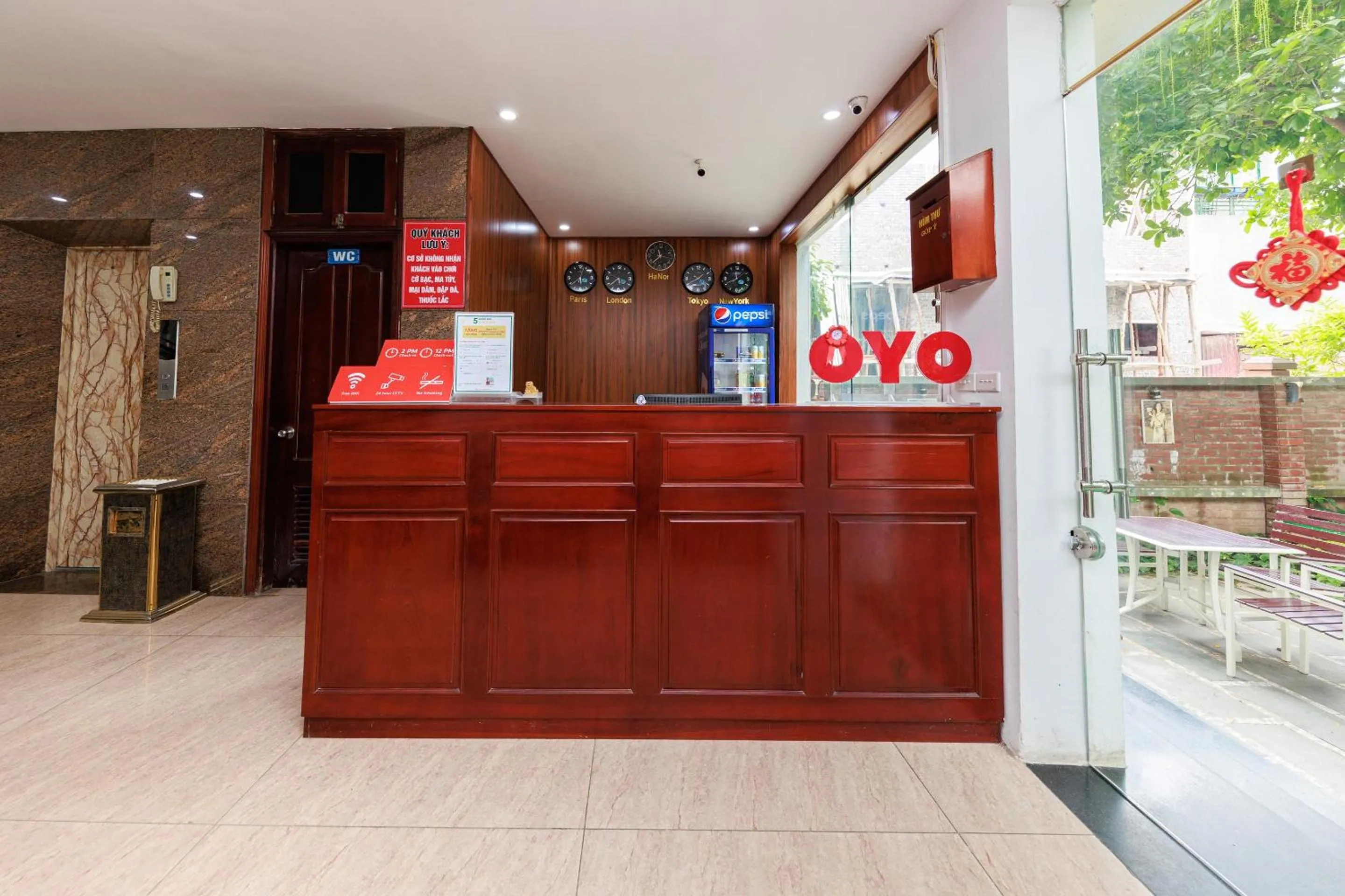 Lobby or reception in OYO 472 Lenka Hotel