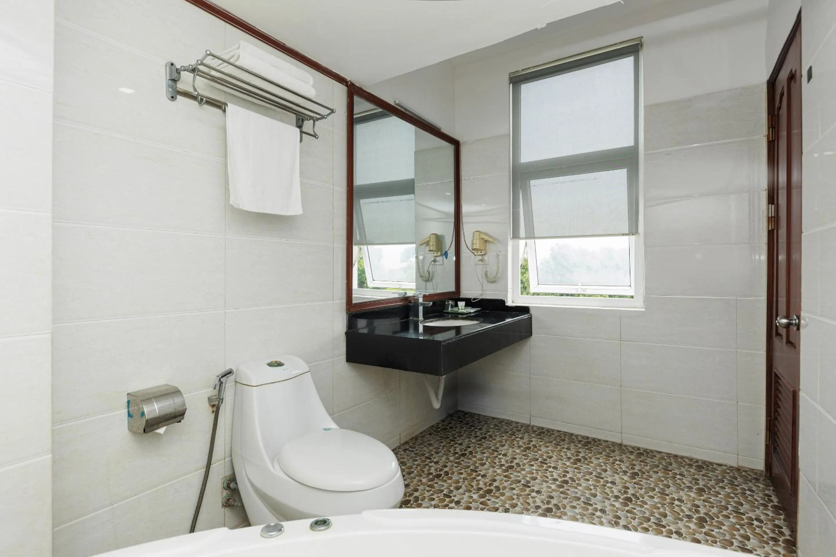 Bathroom in OYO 472 Lenka Hotel