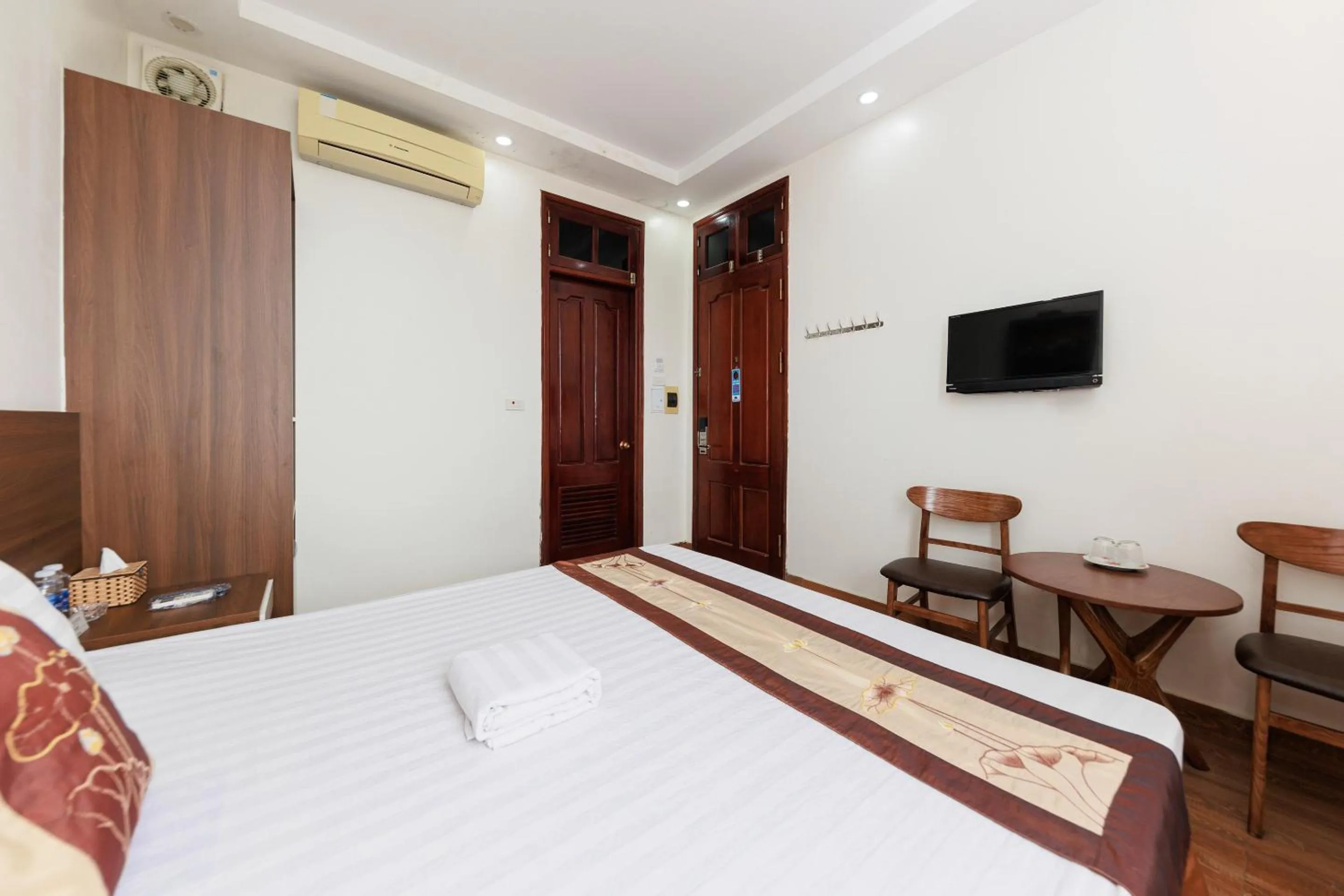 Bedroom, Bed in OYO 472 Lenka Hotel