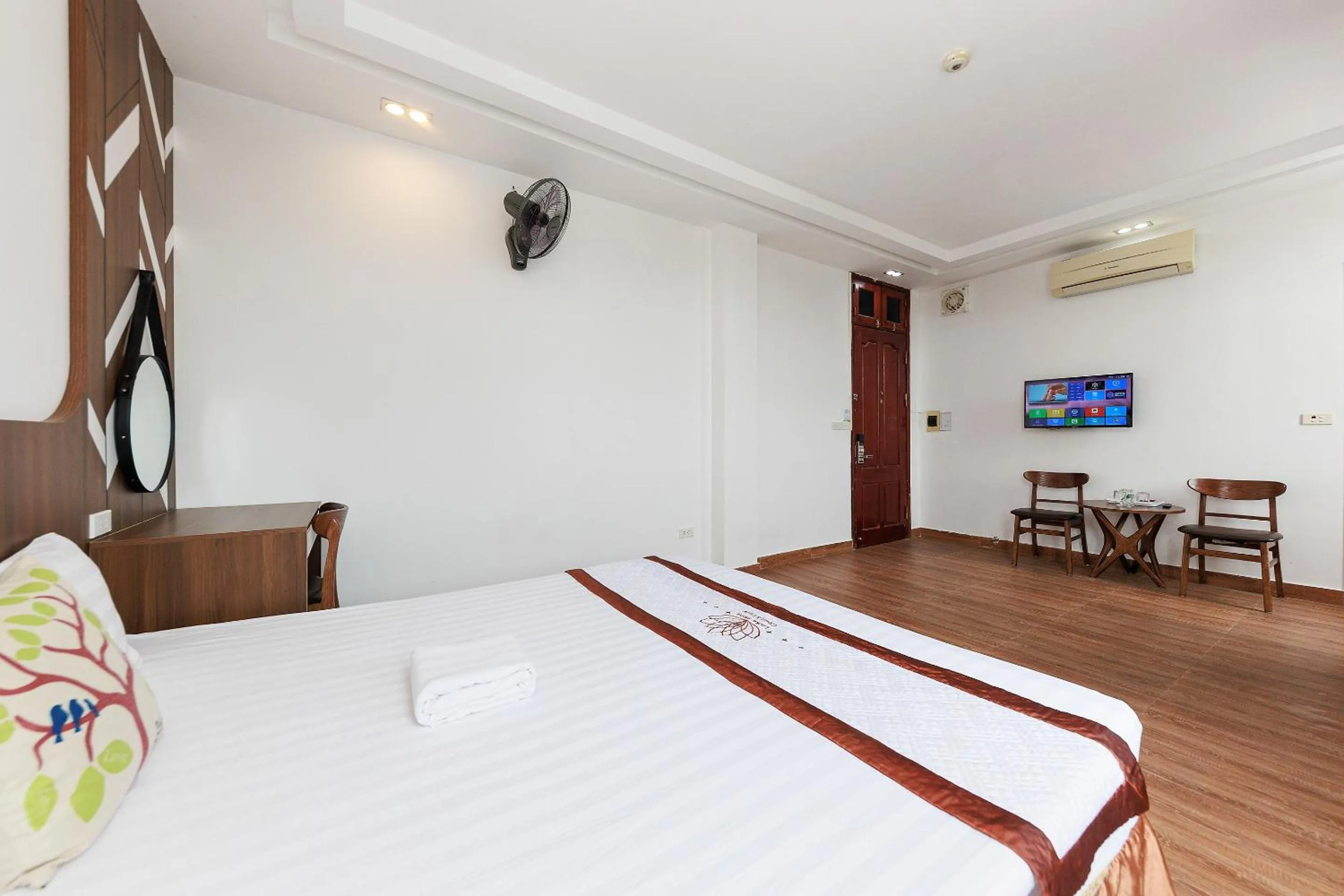 Bedroom, Bed in OYO 472 Lenka Hotel