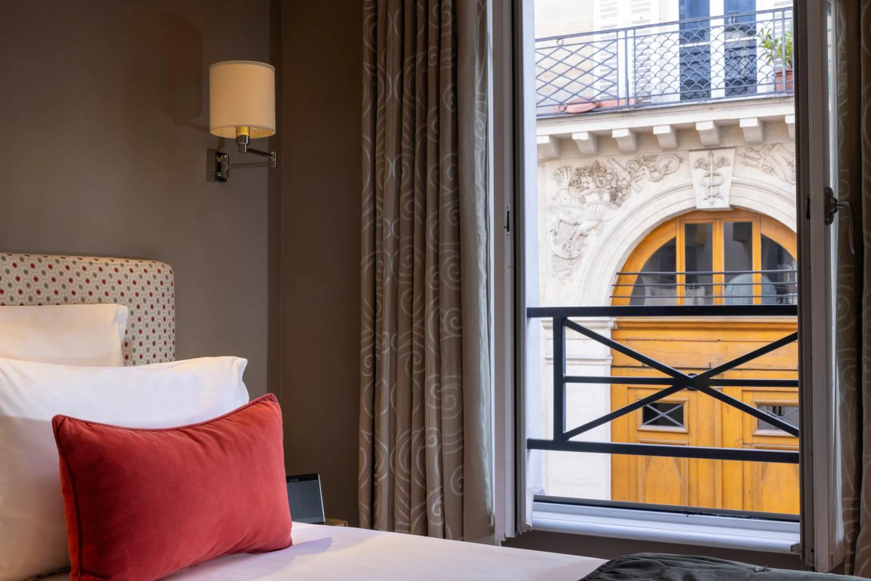 View (from property/room), Bed in Hôtel Le Relais des Halles