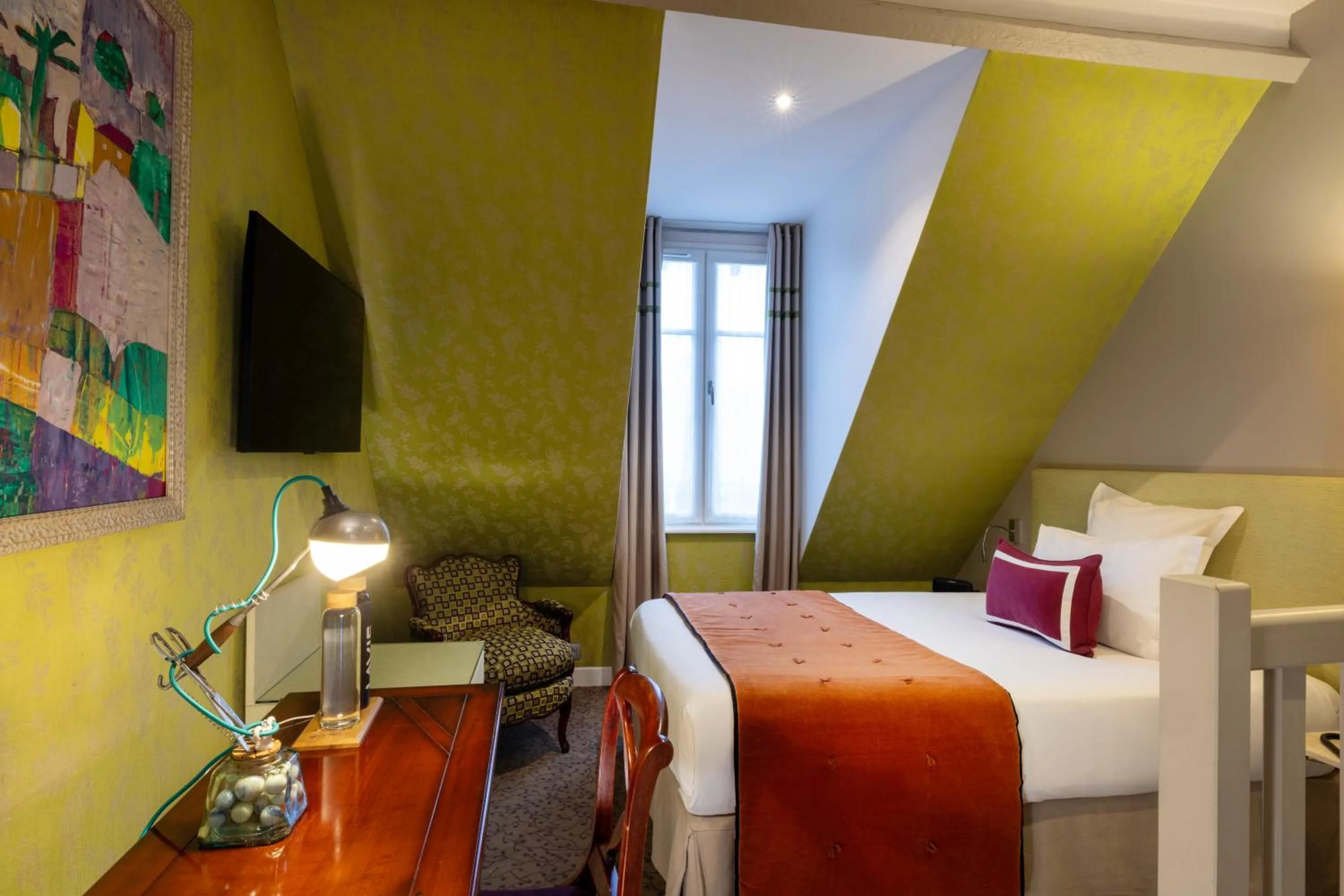 Quiet street view, Bed in Hôtel Le Relais des Halles