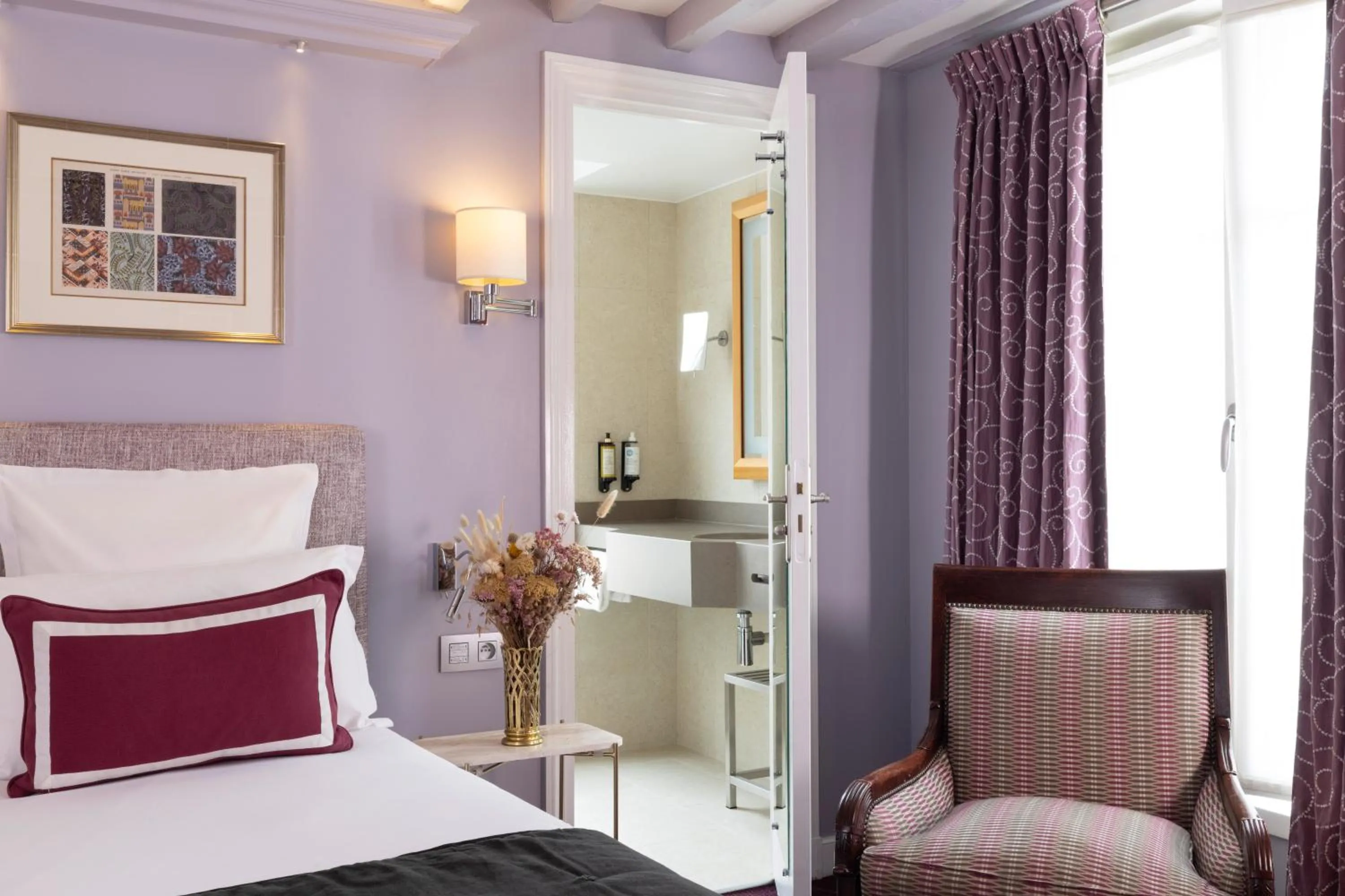 Bathroom, Bed in Hôtel Le Relais des Halles