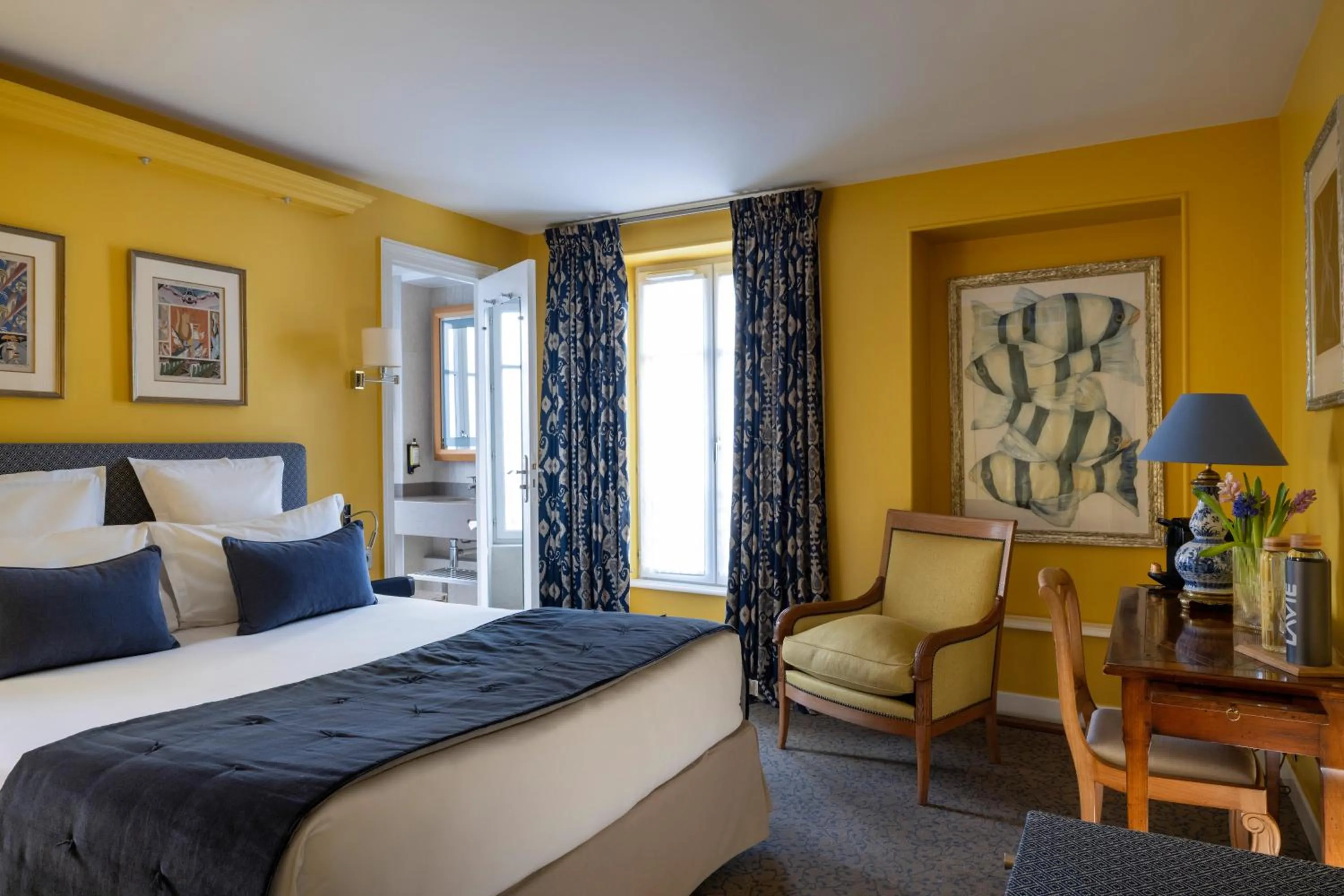 Bathroom, Bed in Hôtel Le Relais des Halles