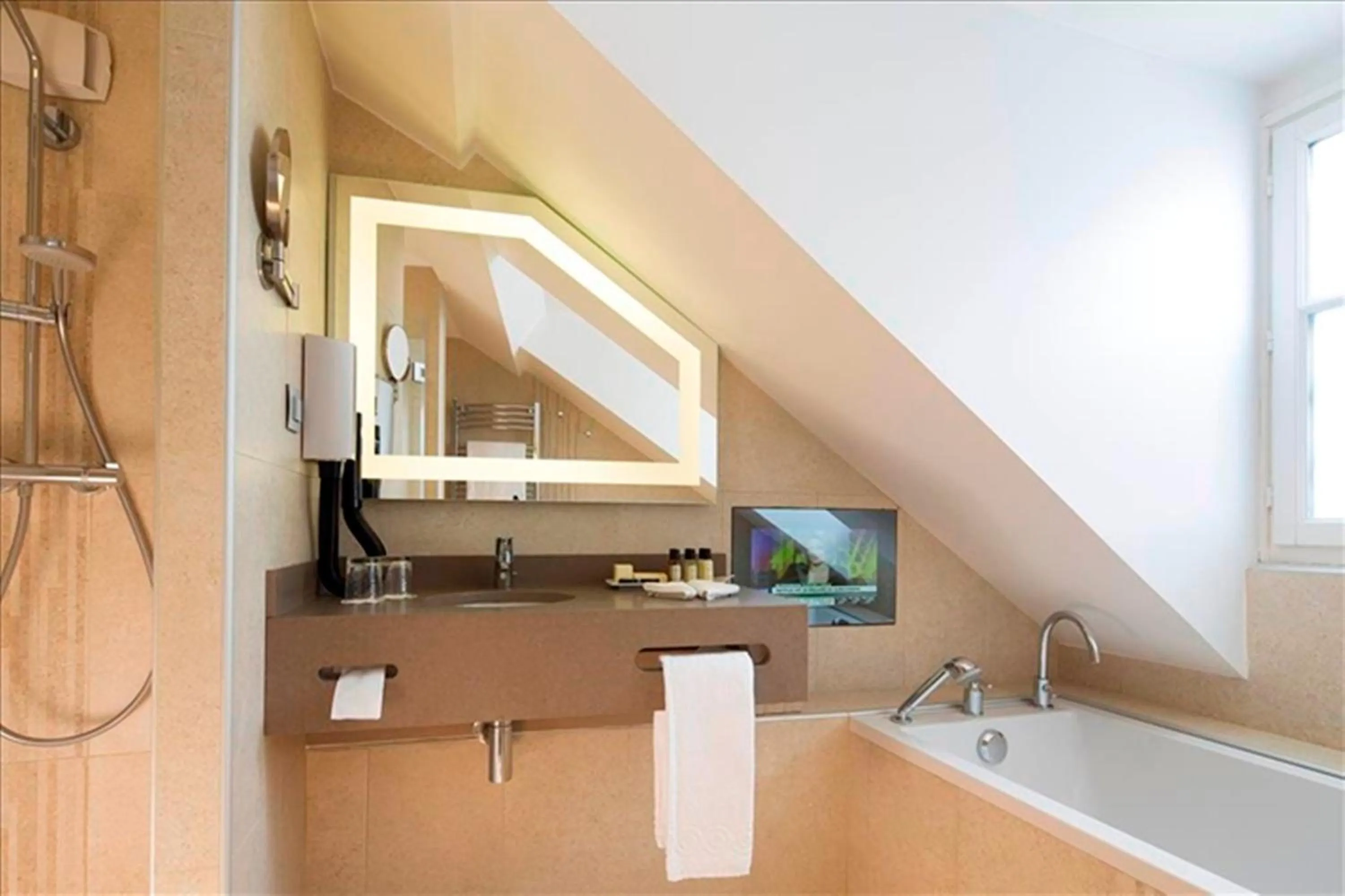 Bathroom in Hôtel Le Relais des Halles