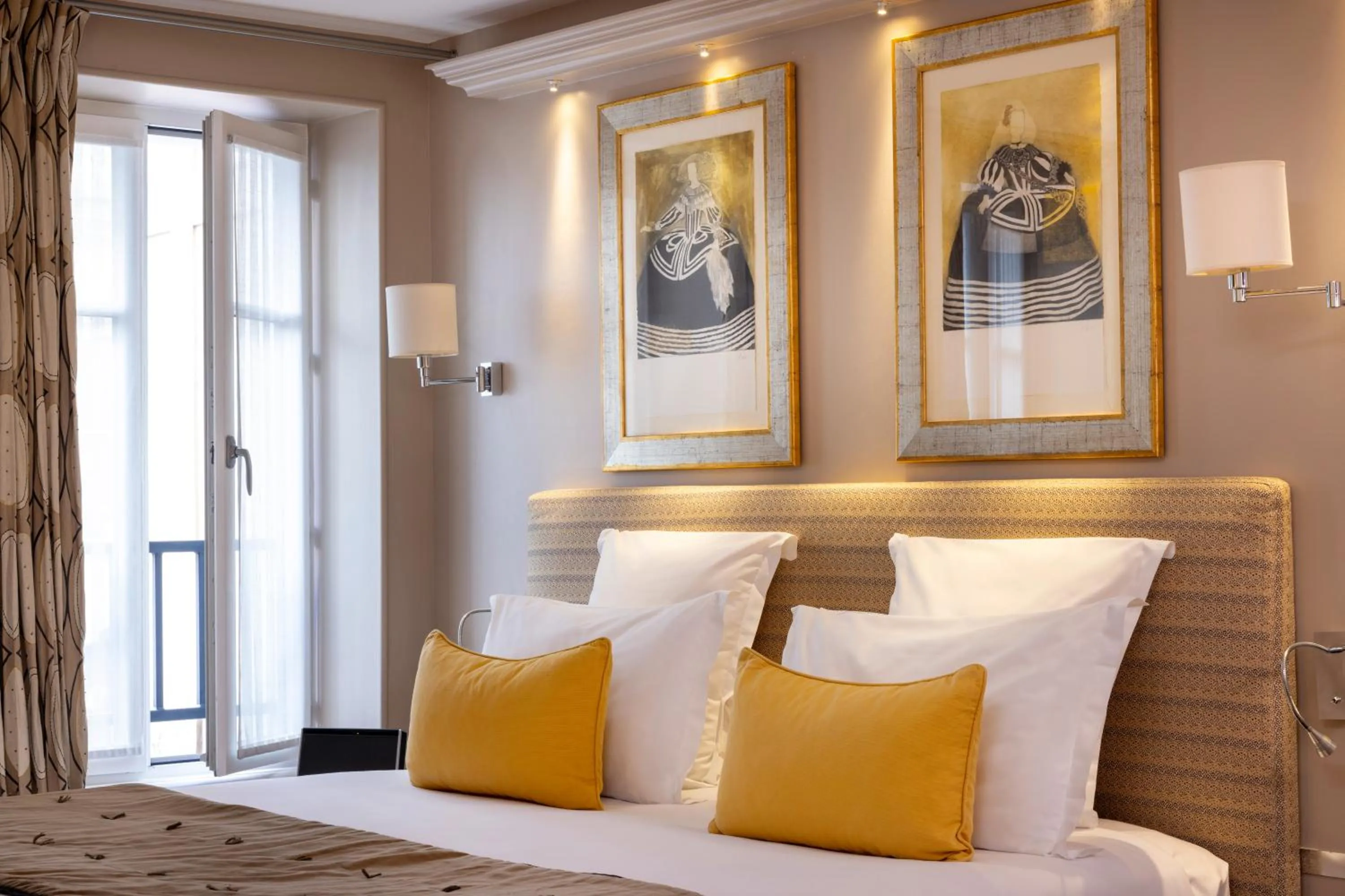 Decorative detail, Bed in Hôtel Le Relais des Halles