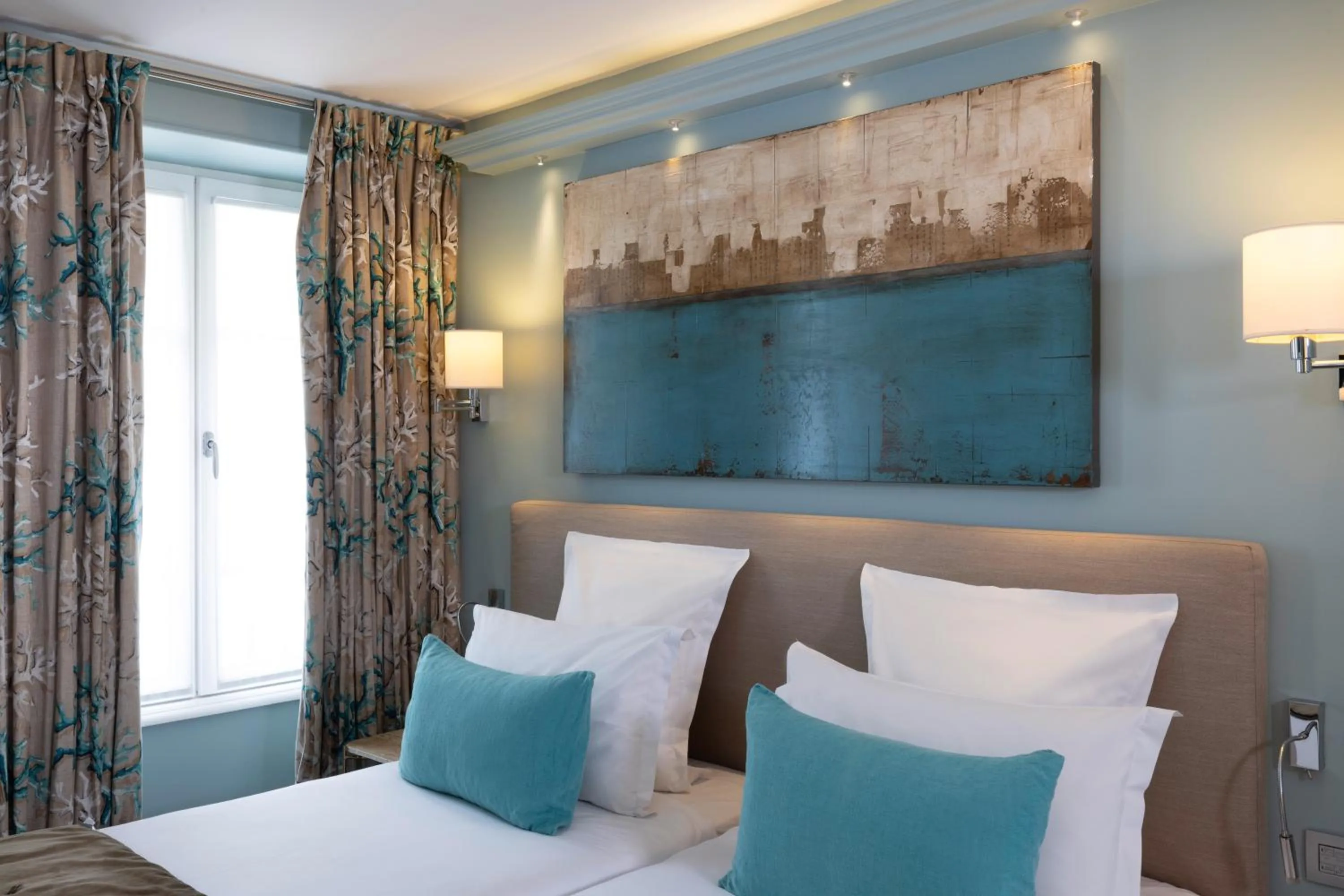 Decorative detail, Bed in Hôtel Le Relais des Halles