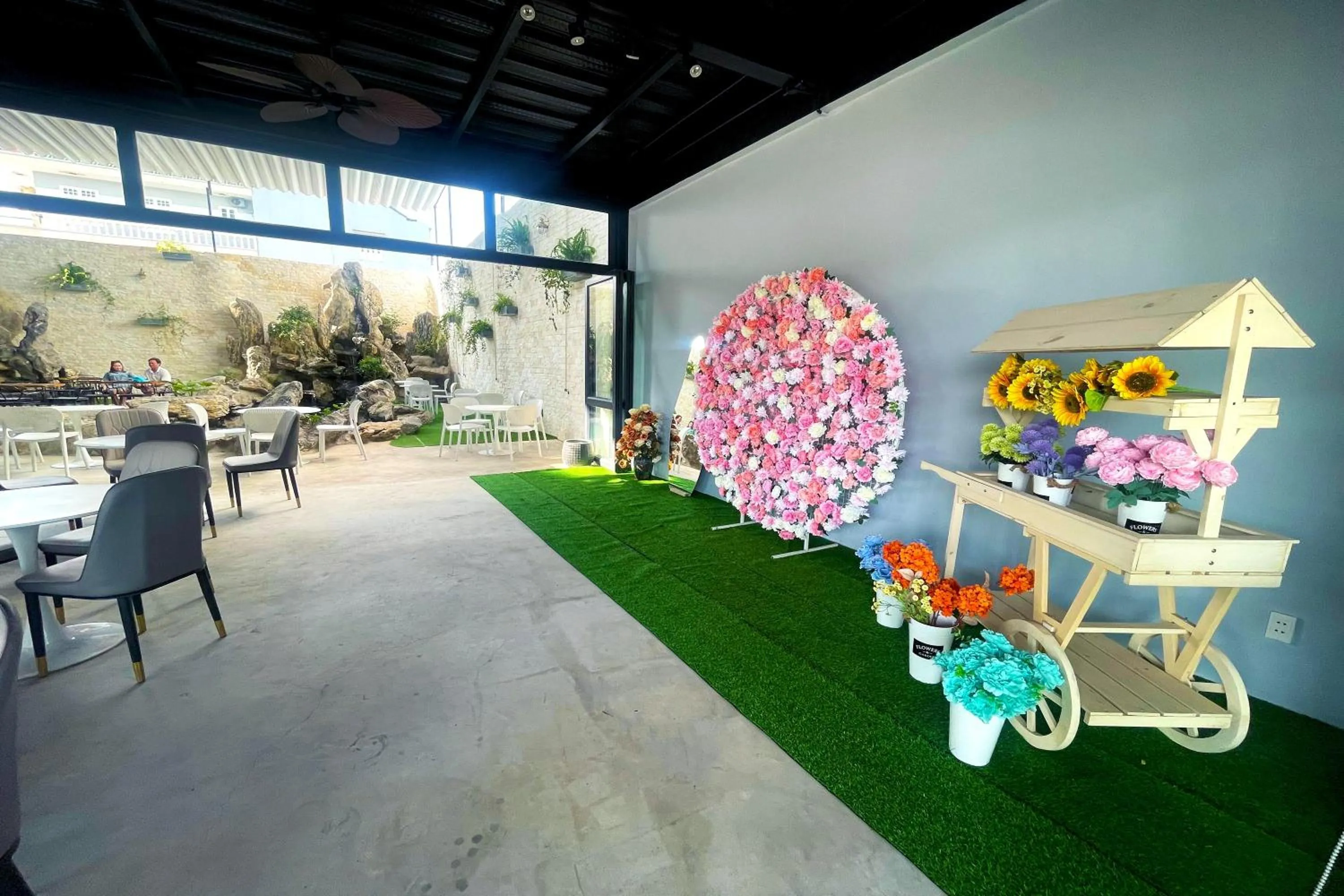 Restaurant/places to eat in Suri Apartment & Hotel Danang