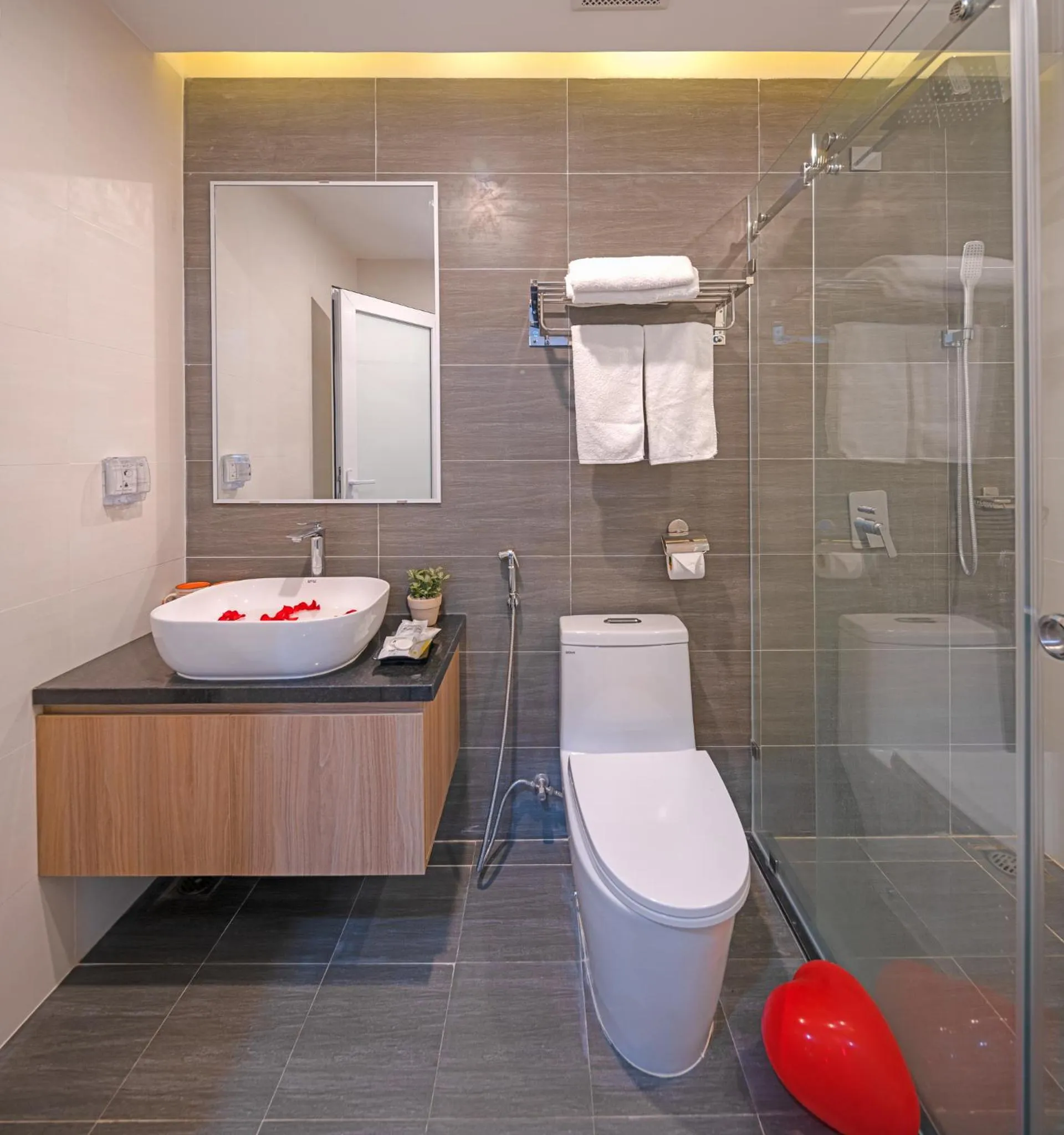 Toilet in Suri Apartment & Hotel Danang