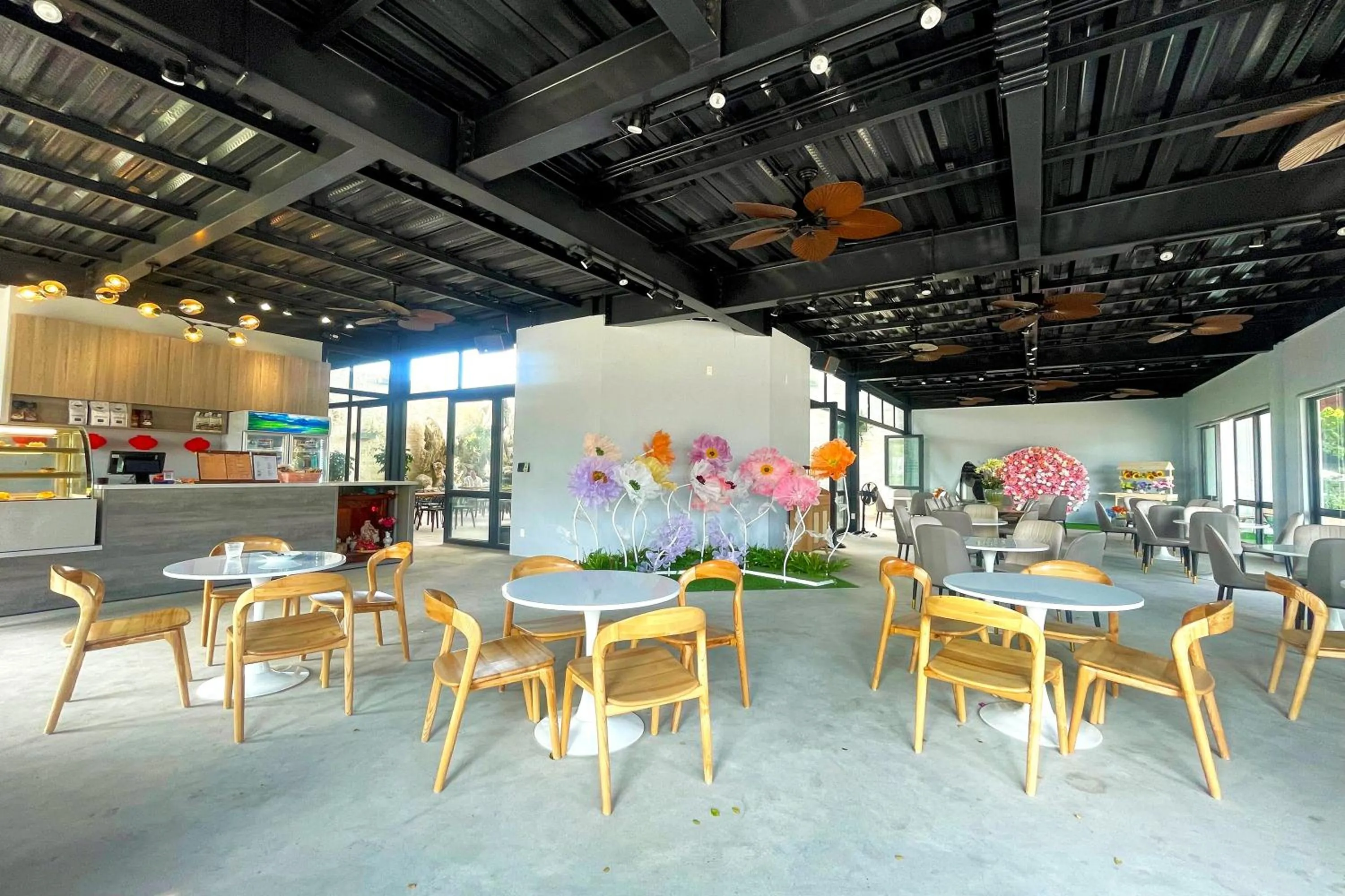 Restaurant/places to eat in Suri Apartment & Hotel Danang