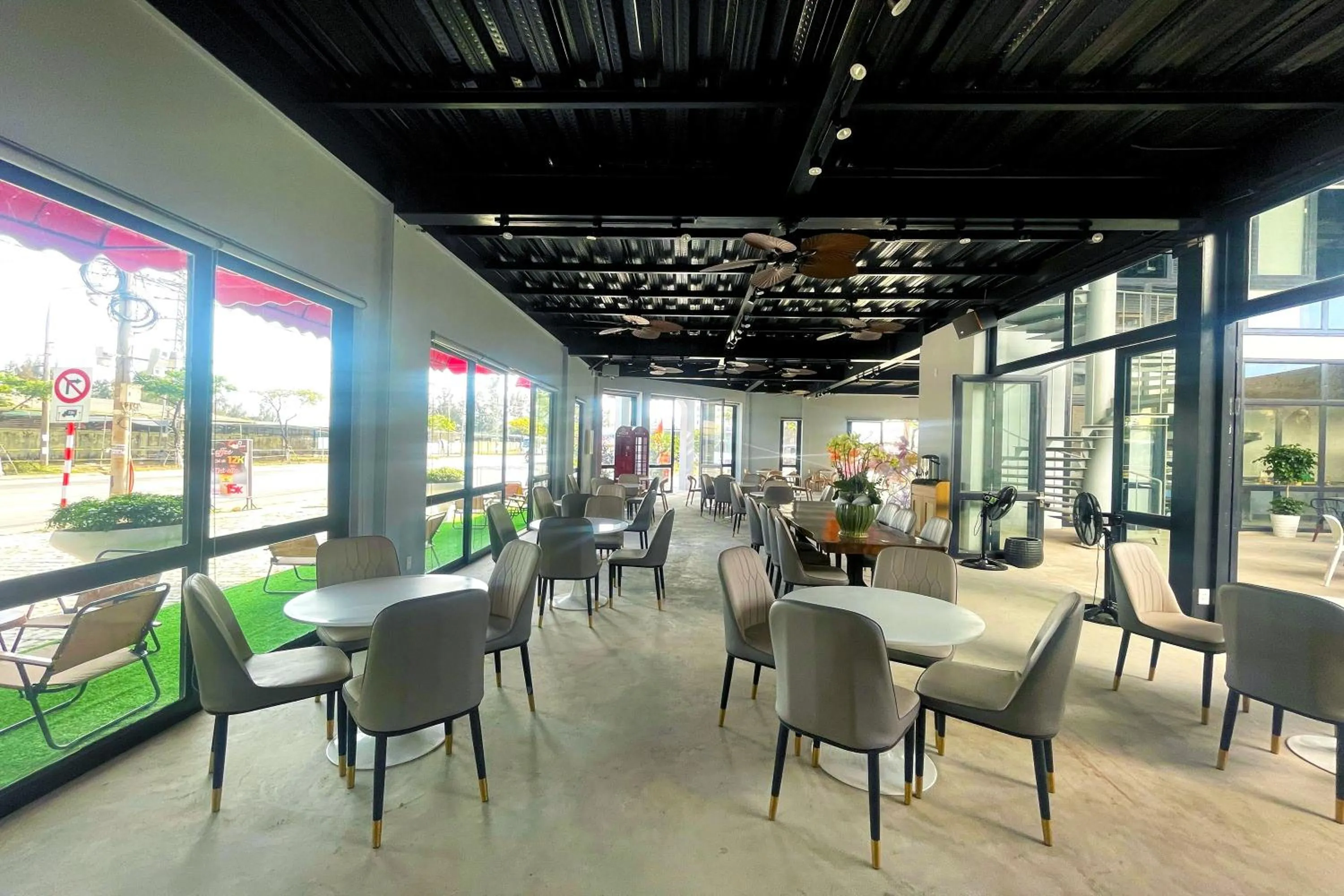 Restaurant/places to eat in Suri Apartment & Hotel Danang