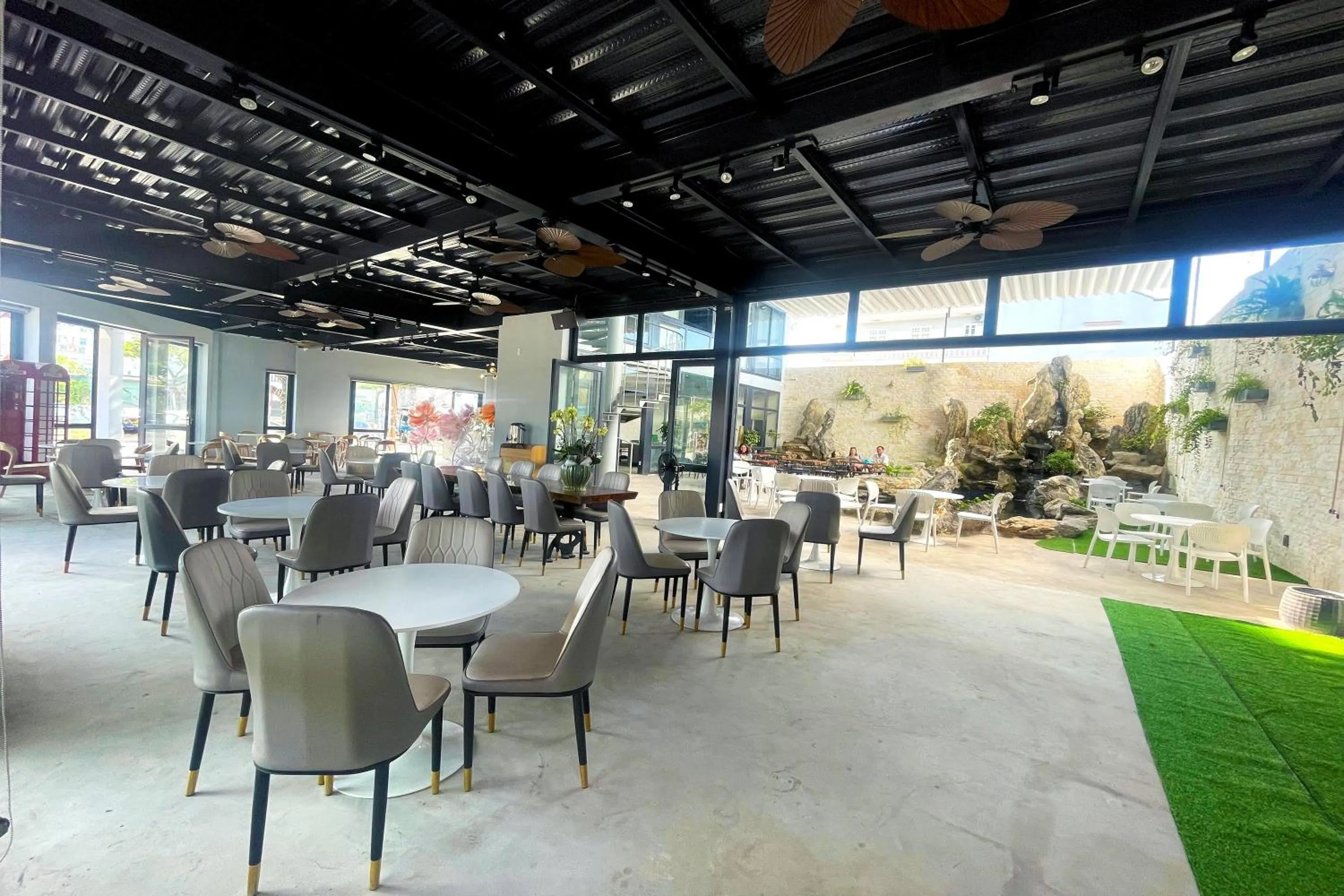 Restaurant/places to eat in Suri Apartment & Hotel Danang
