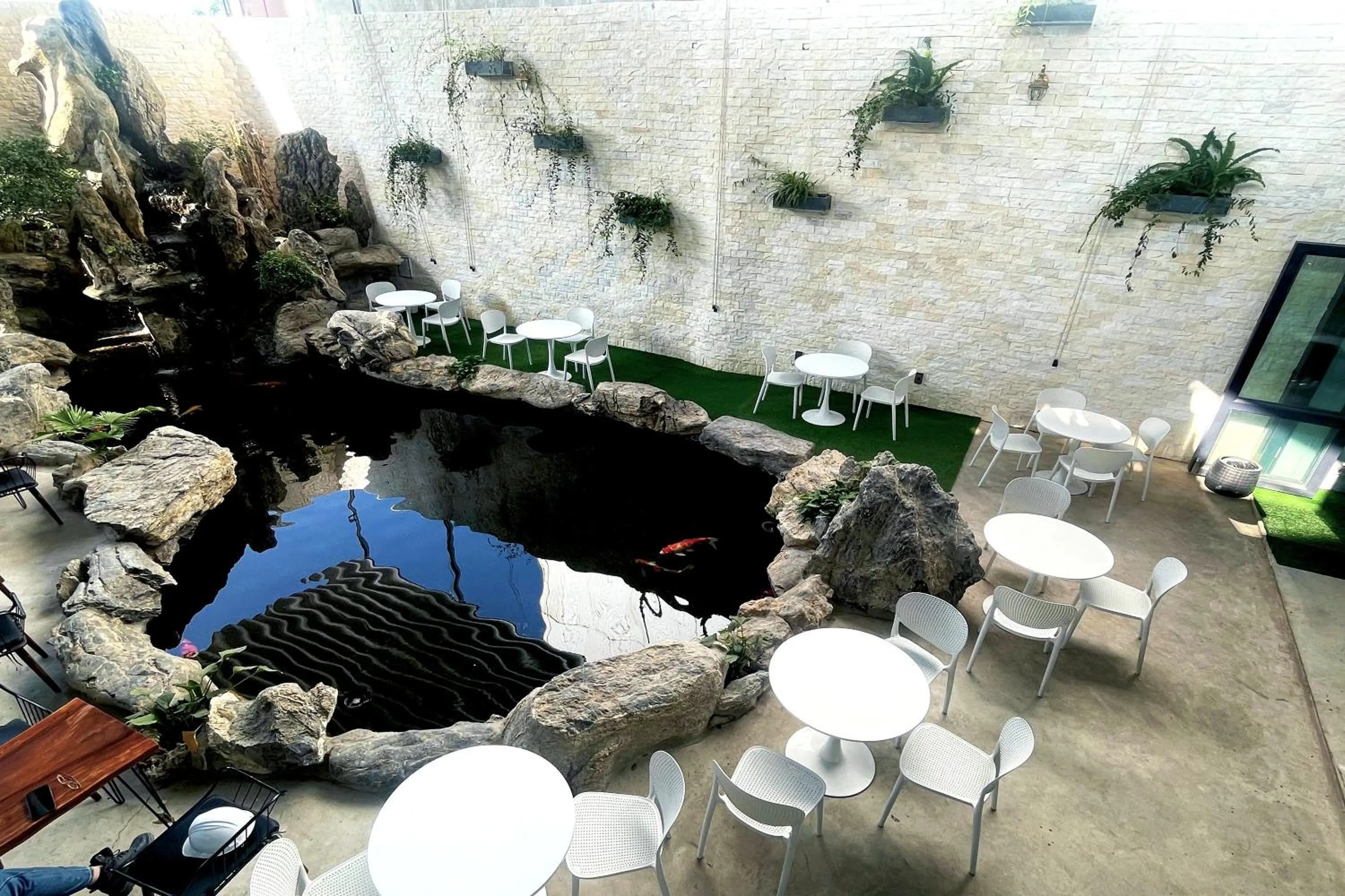 Restaurant/places to eat in Suri Apartment & Hotel Danang