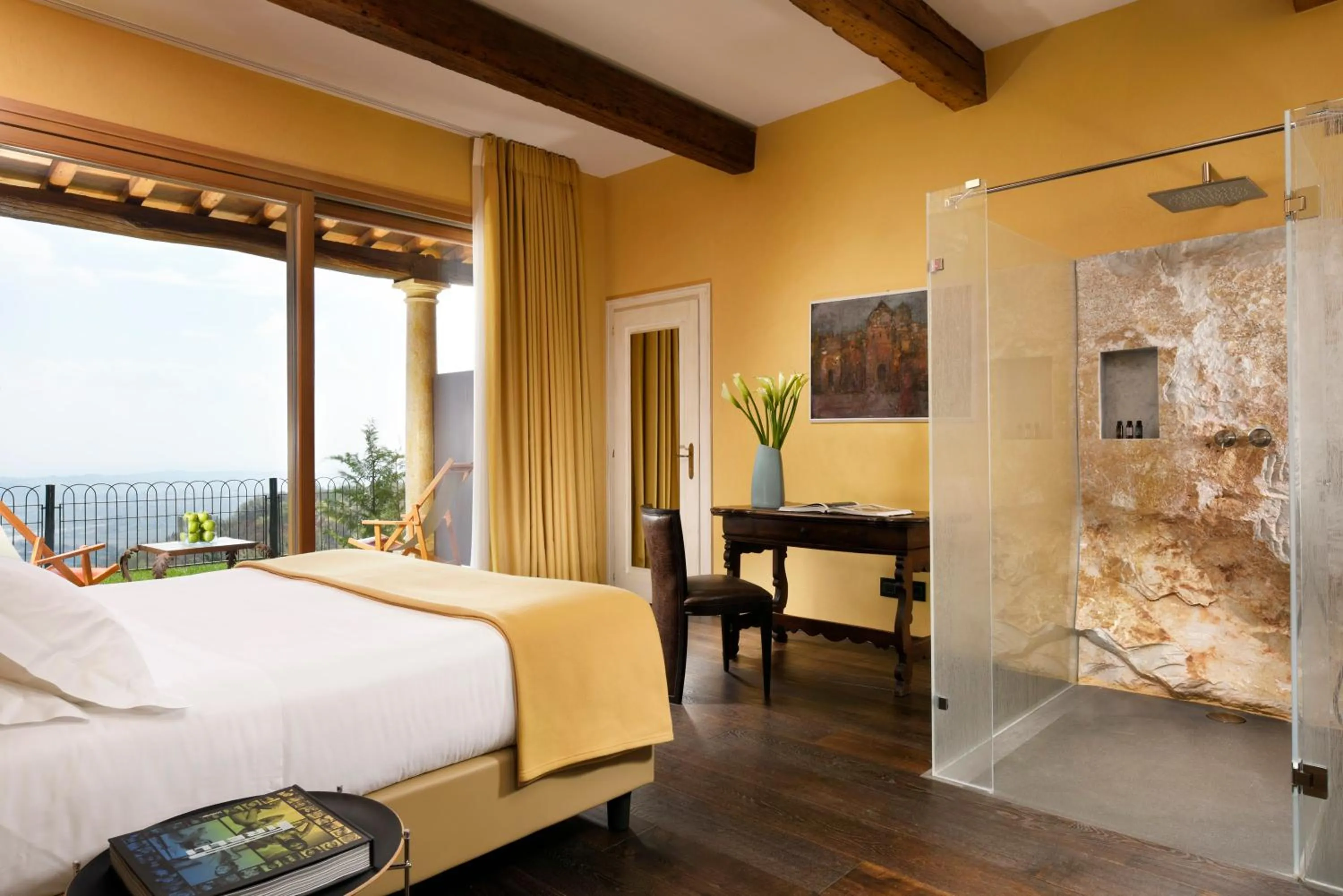 Shower, Bed in Tenuta Le Cave