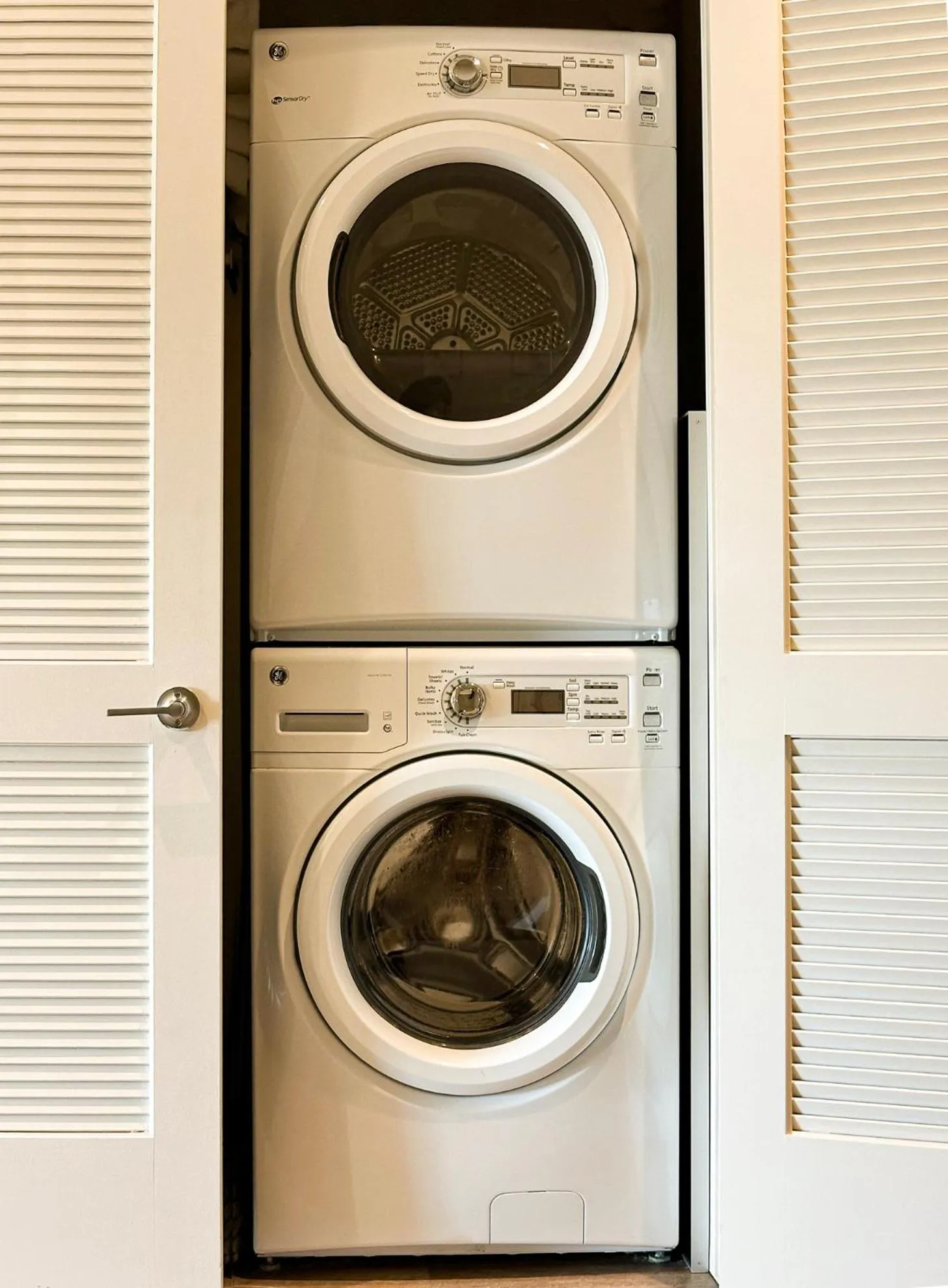 washing machine in Angel City 1 bedroom Apartment