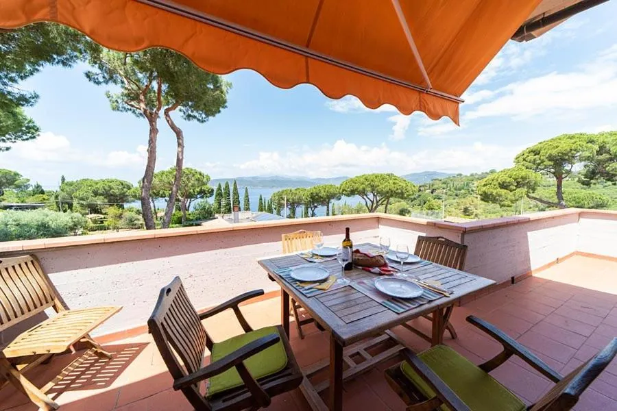 Patio in Residence Le Grazie Est