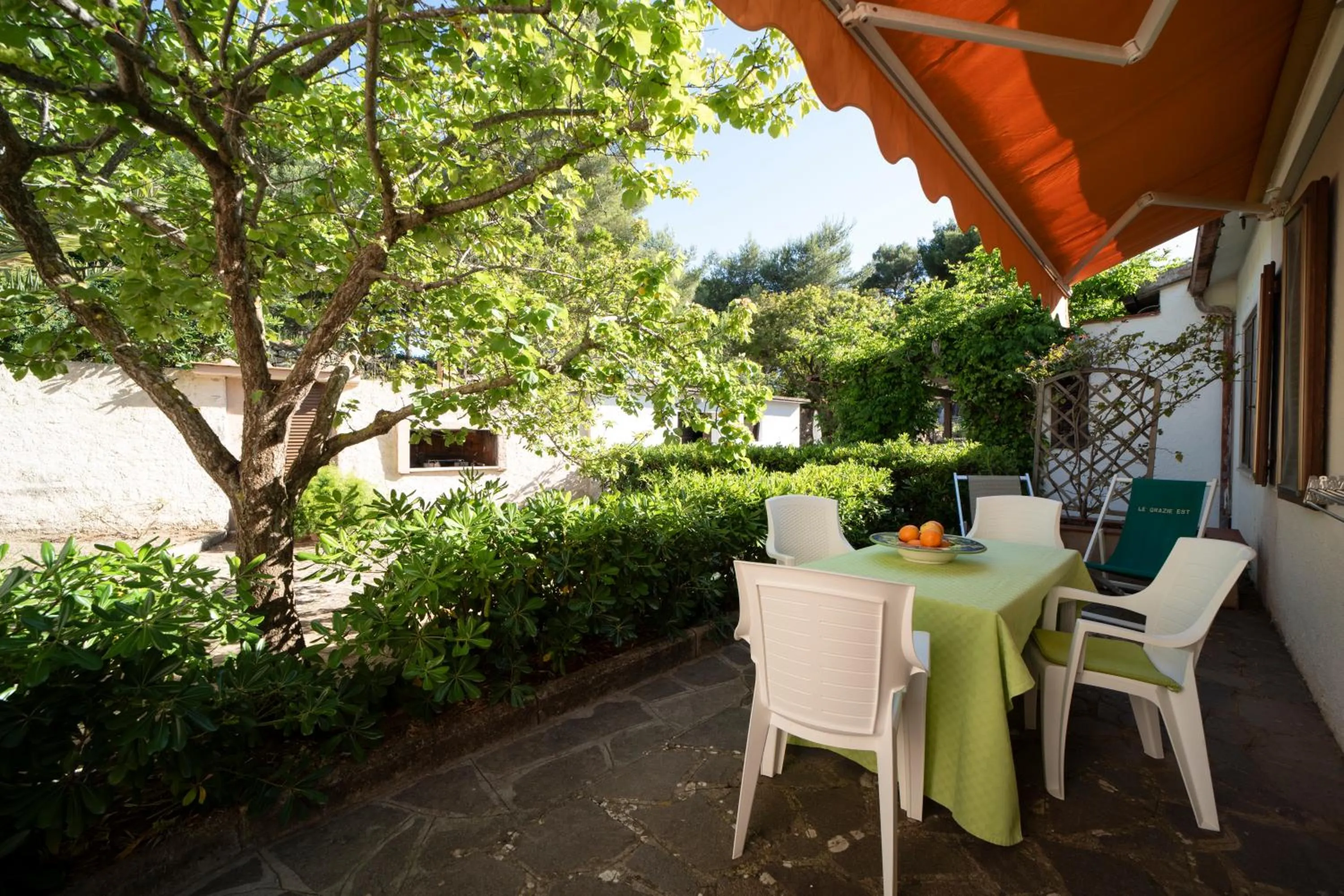 Patio in Residence Le Grazie Est