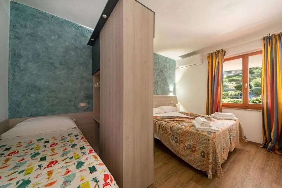 Photo of the whole room, Bed in Residence Le Grazie Est