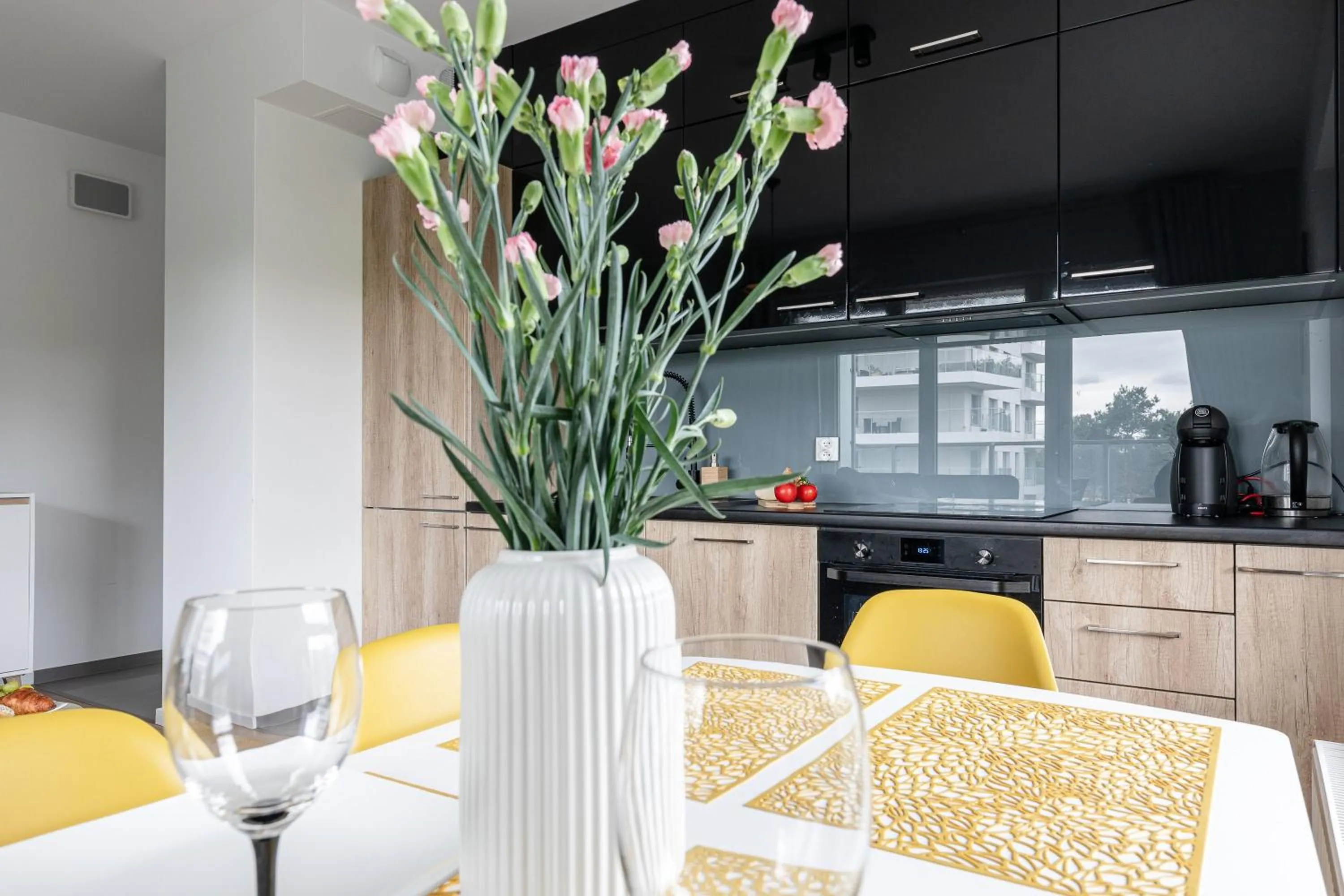 Kitchen or kitchenette in Symphony Baltica Towers Apartamenty