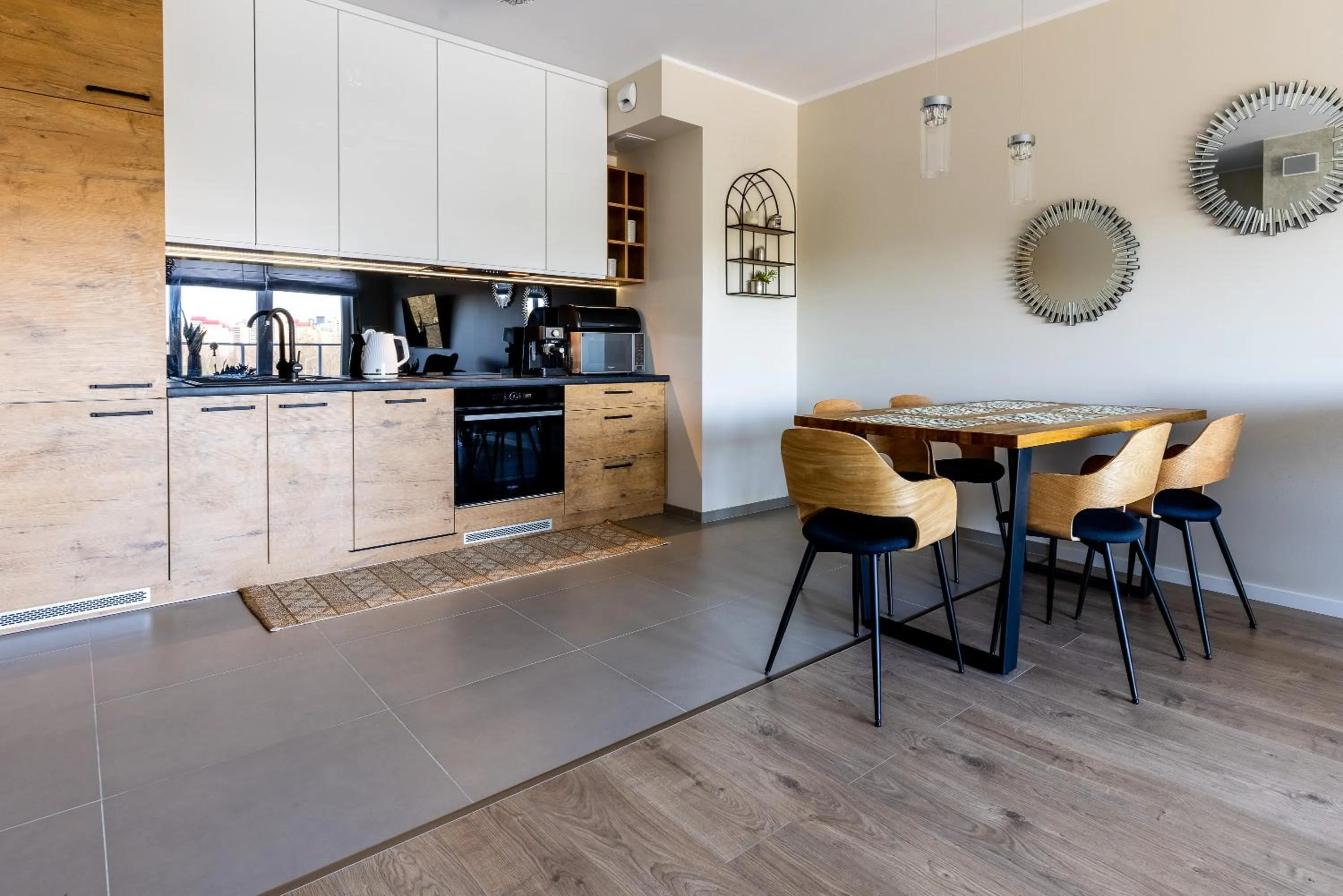 Kitchen or kitchenette in Symphony Baltica Towers Apartamenty