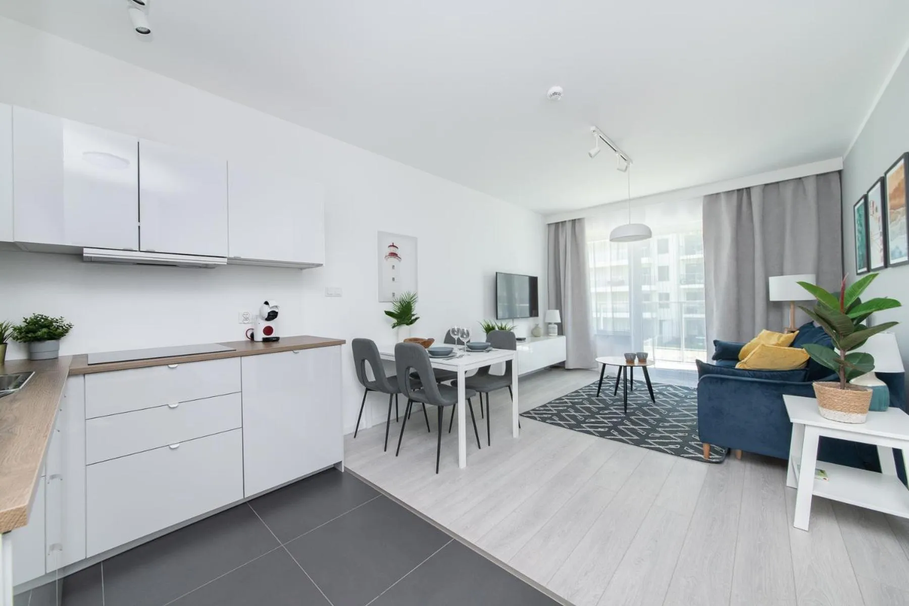 Kitchen or kitchenette in Symphony Baltica Towers Apartamenty