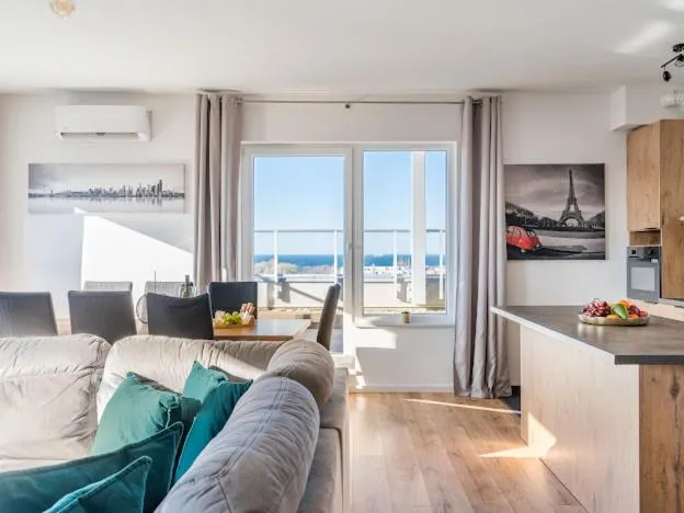 Three-Bedroom Apartment in Symphony Baltica Towers Apartamenty