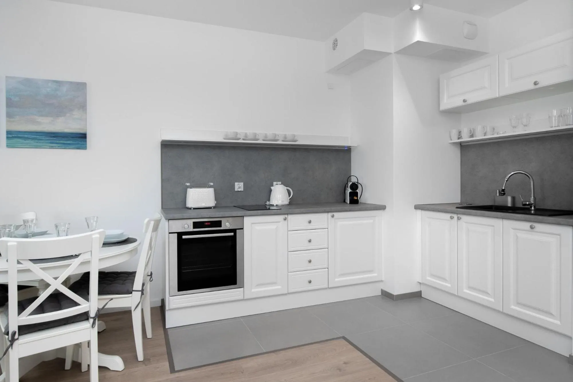 Kitchen or kitchenette in Symphony Baltica Towers Apartamenty