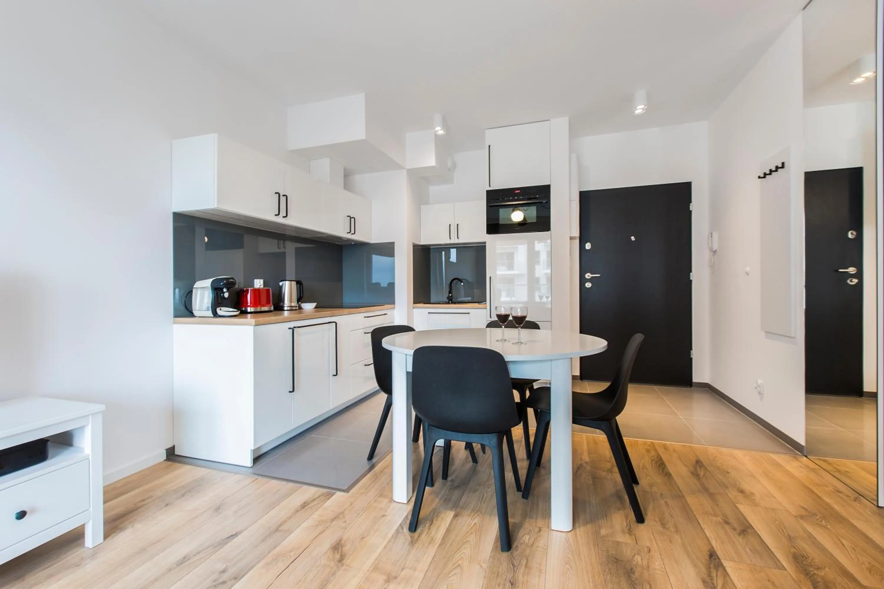 Kitchen or kitchenette in Symphony Baltica Towers Apartamenty
