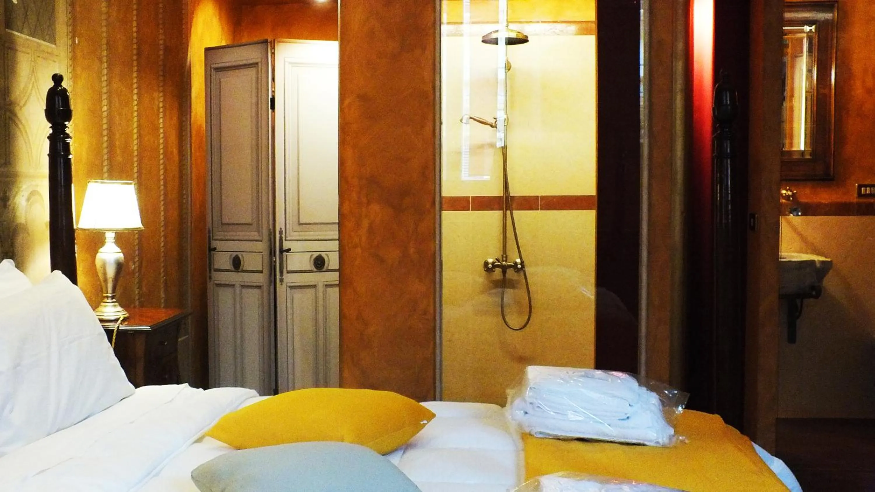 Bedroom in Residenze Gregoriane - Residenza d'Epoca