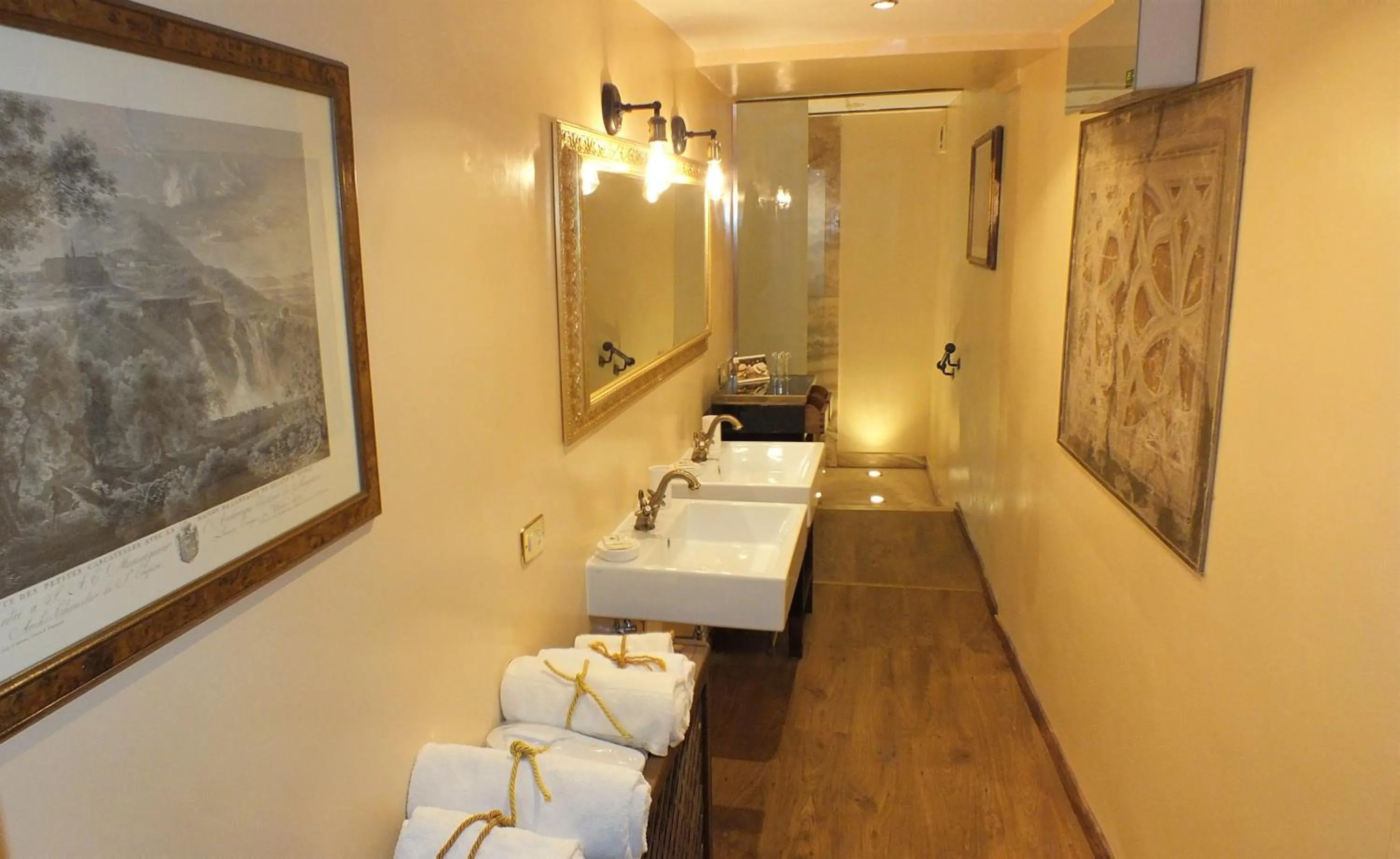 Bathroom in Residenze Gregoriane - Residenza d'Epoca